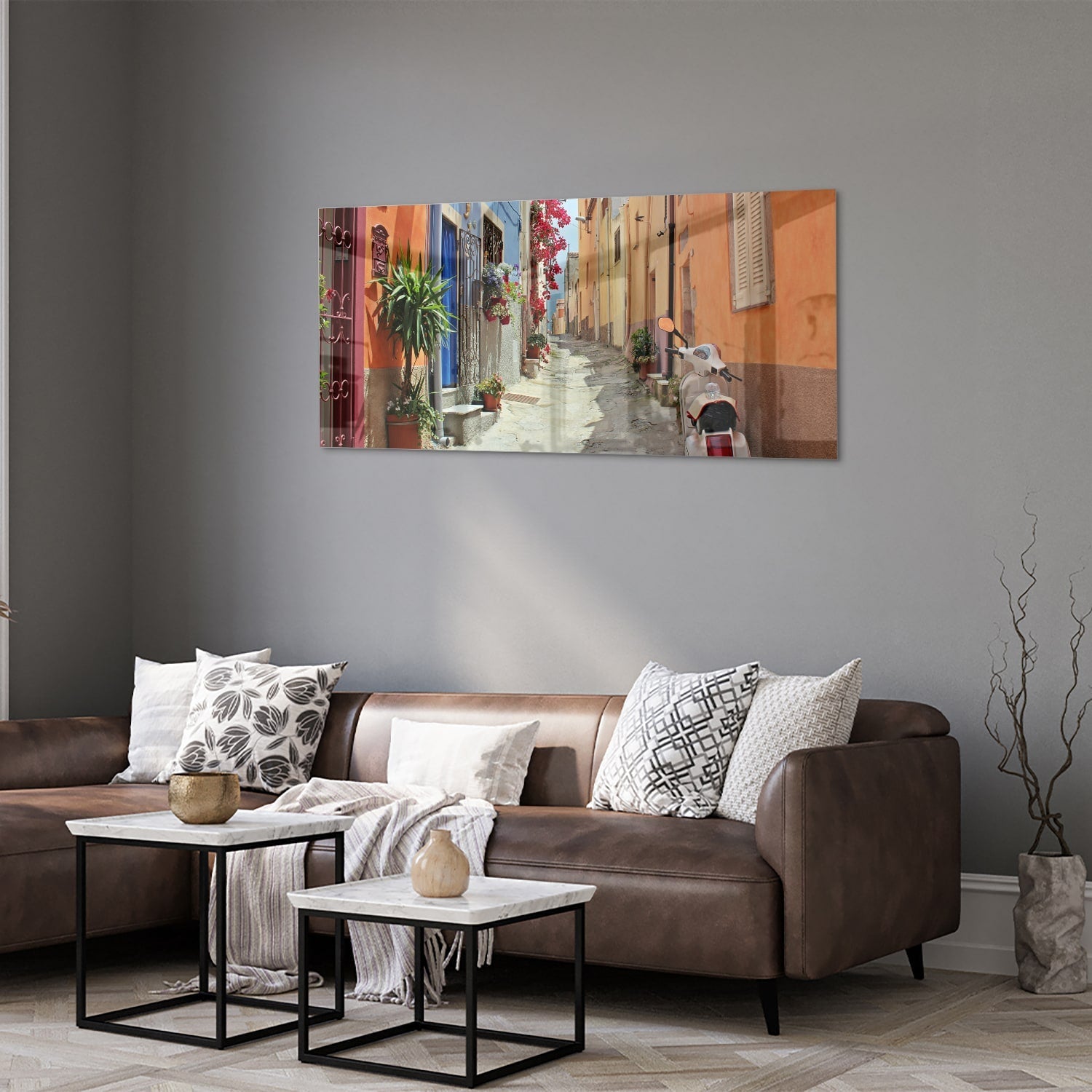 Glazen schilderij van een kleurrijke straat met een Vespa en bloeiende planten.