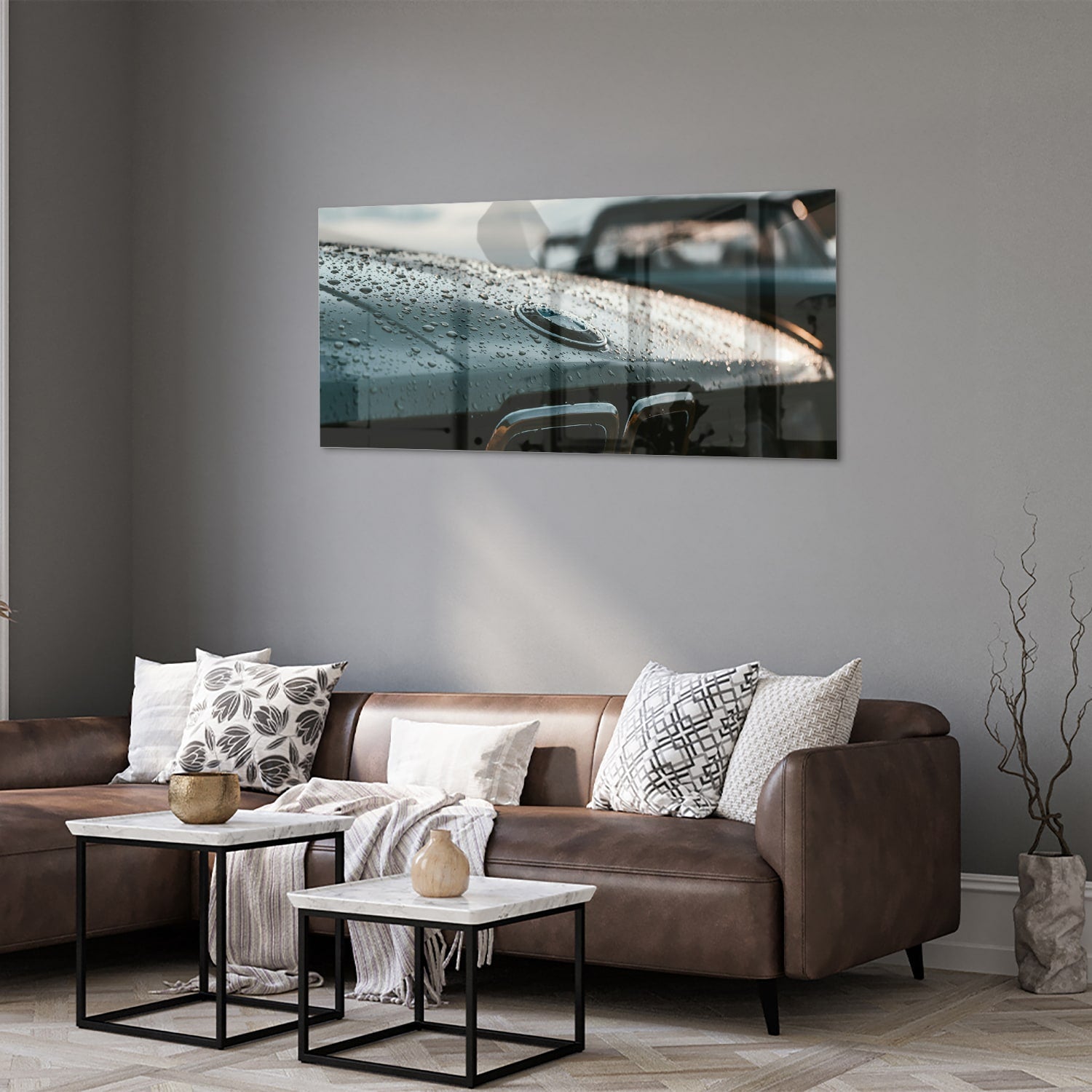 Glazen schilderij van een natte autoruit in een modern interieur