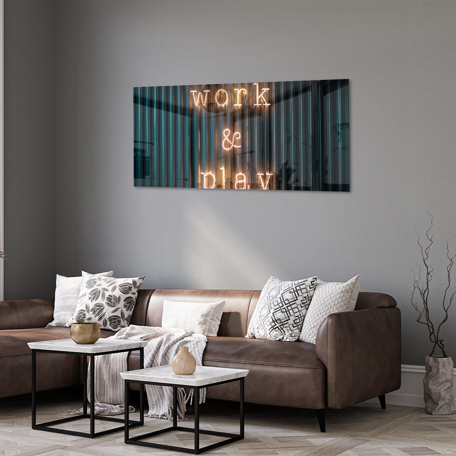 Glazen schilderij met de woorden 'Work & Play' in sfeervolle verlichting.