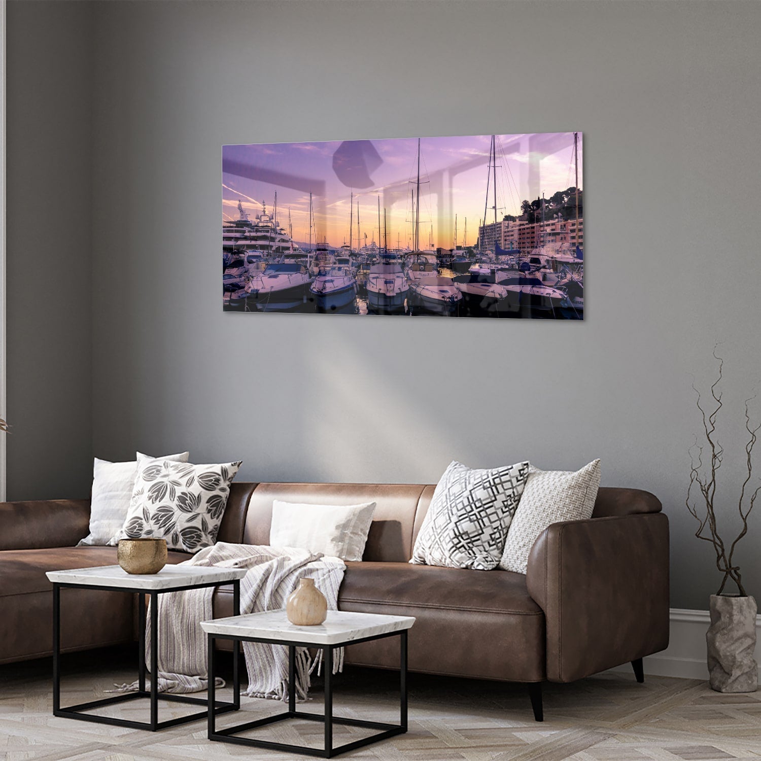 Glazen schilderij van een zonsondergang bij de haven met boten