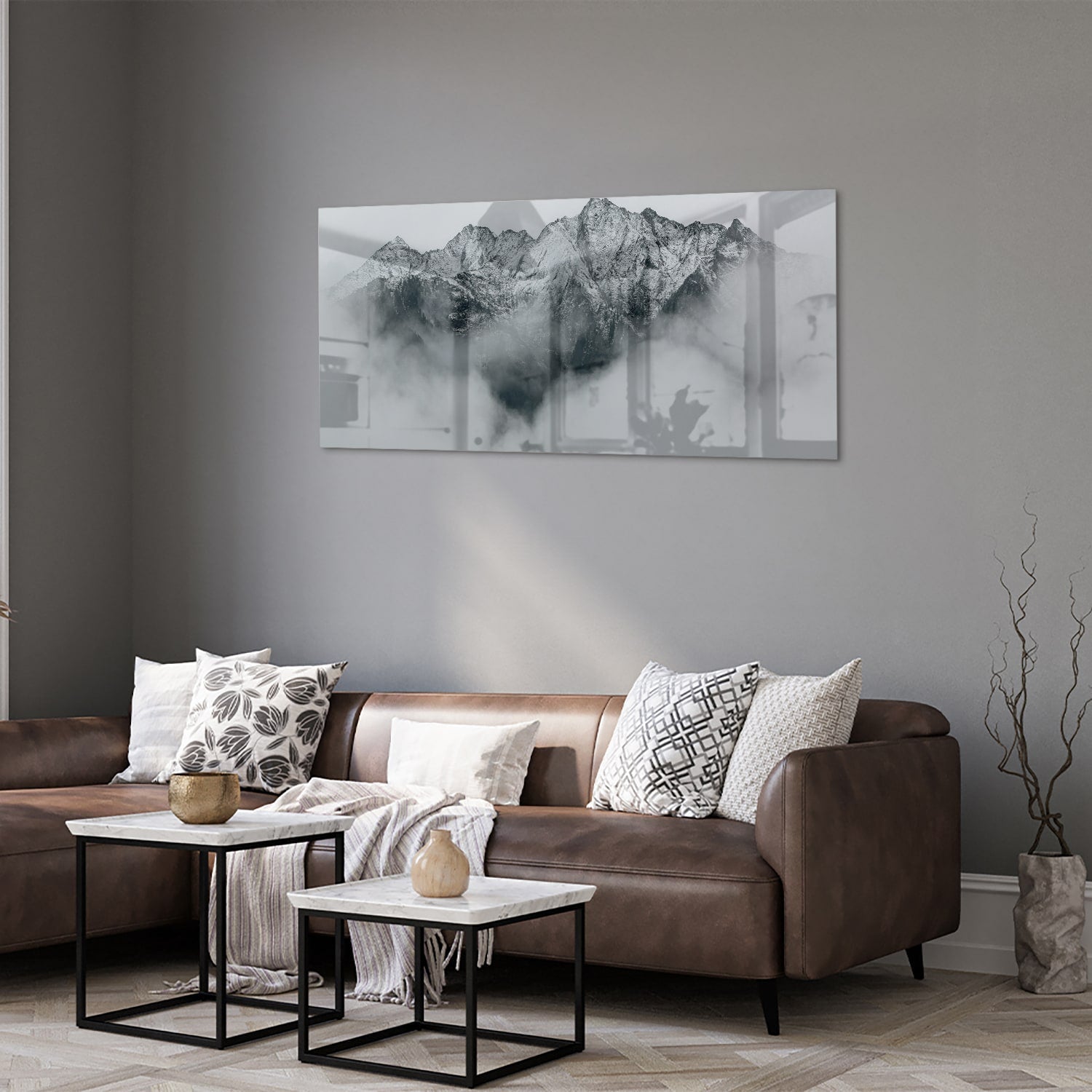 Glazen schilderij met bergen in zwart-wit, hangend aan de muur