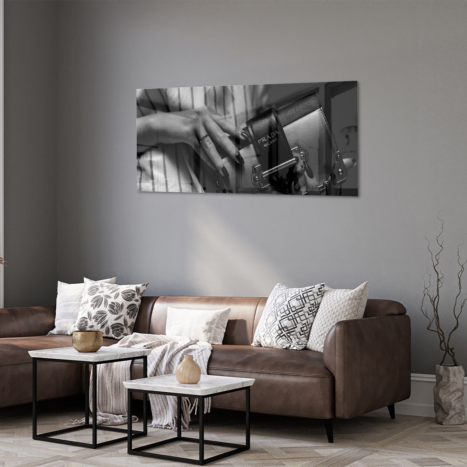 Glazen schilderij met close-up van luxe accessoires op een wand.