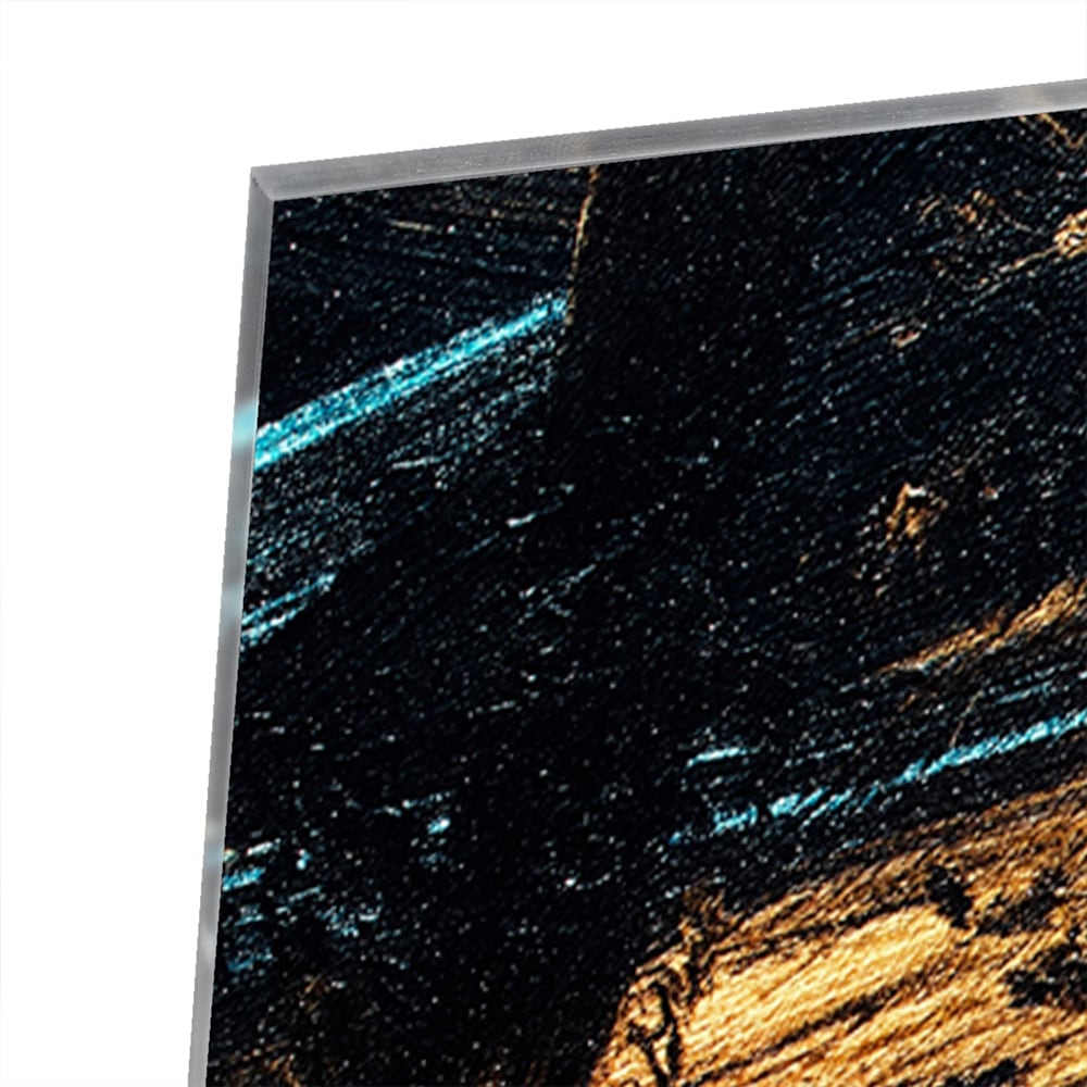 Abstract glazen schilderij met gouden en zwarte accenten aan de muur.