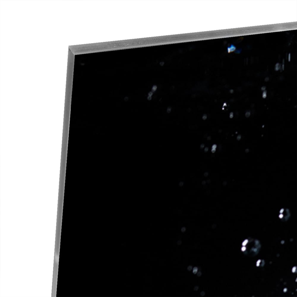 Abstract glazen schilderij met luchtbellen in zwart water