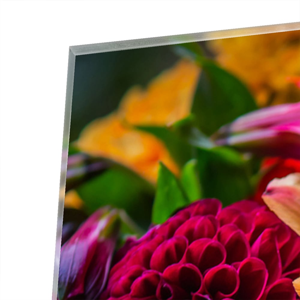 Glazen schilderij met een kleurrijke bloemenmix, inclusief rozen en andere bloemen.