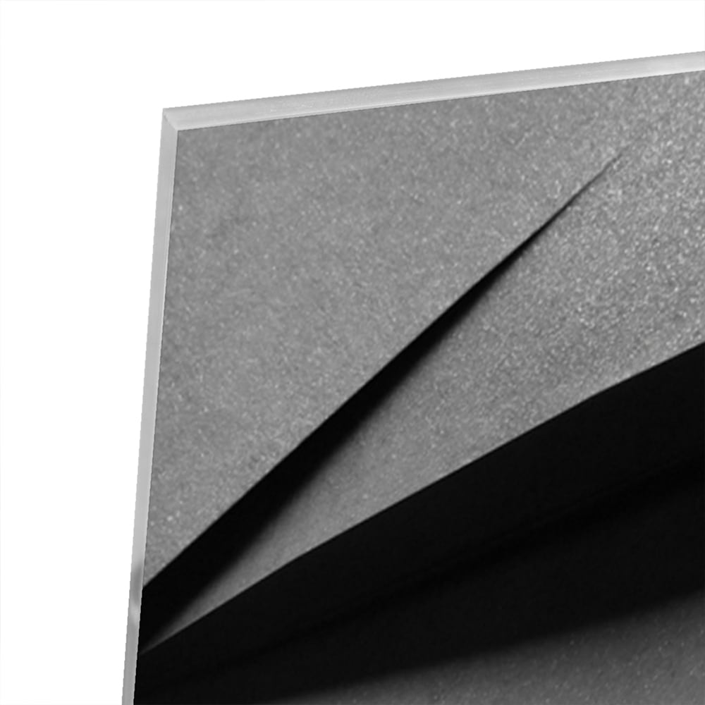 Modern glazen schilderij met een geometrisch zwart-wit ontwerp aan de muur.