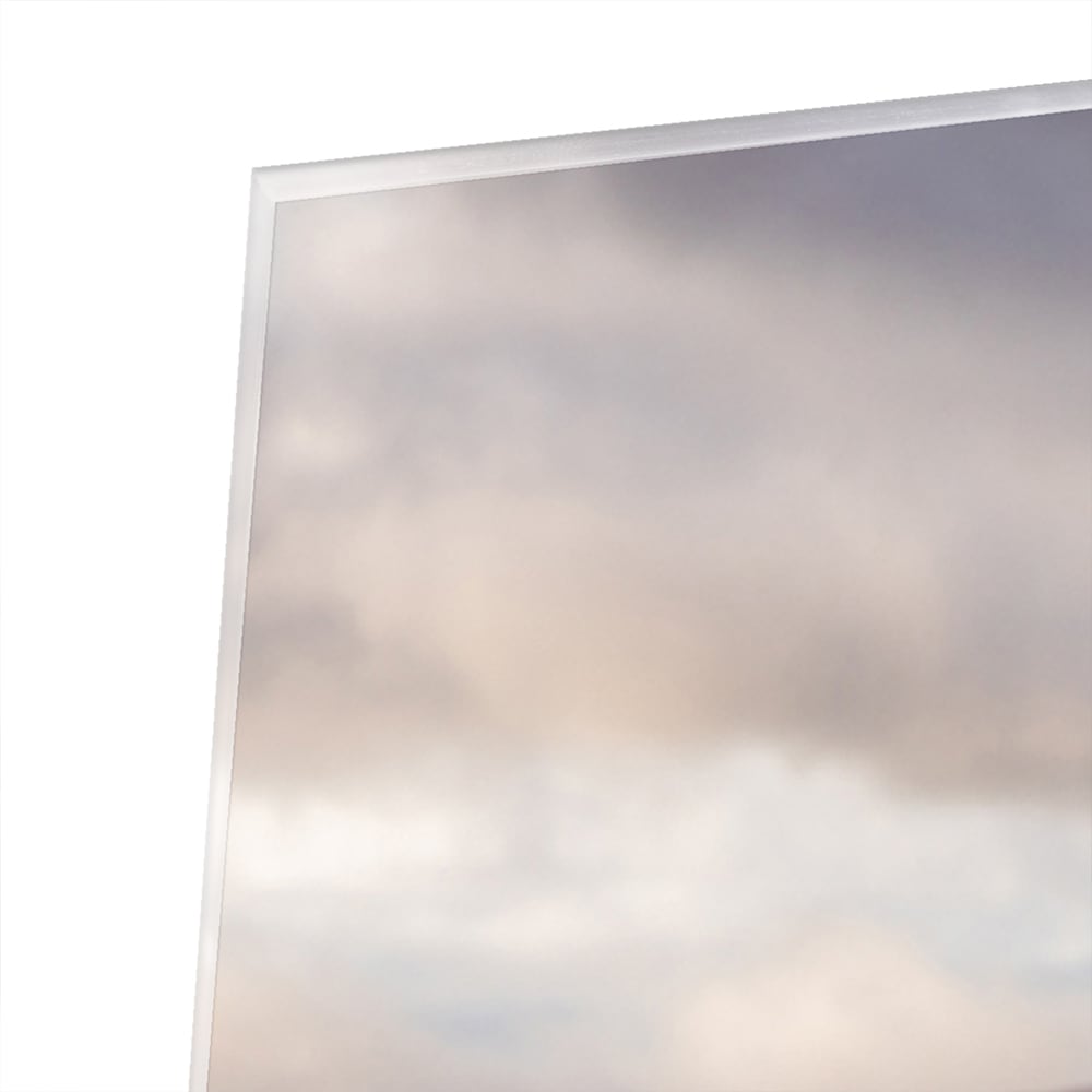 Glazen schilderij van een hert op een natuurlijke achtergrond.