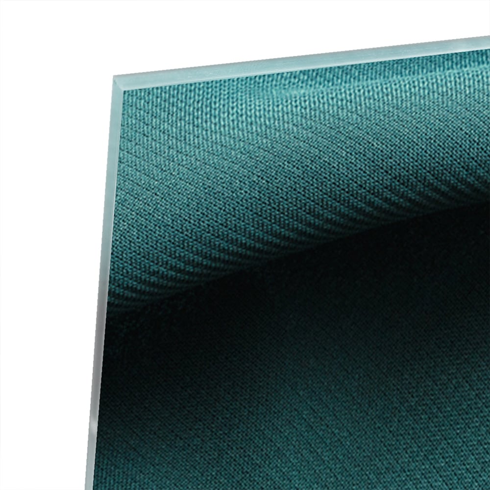 Elegante blauwgroene glazen schilderij in een moderne woonomgeving.