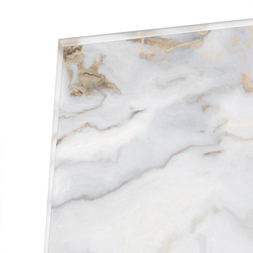 Glazen schilderij met marmerlook en gouden accenten aan de muur.