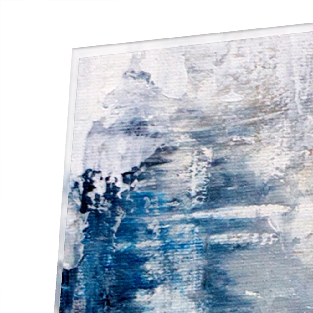 Abstract glazen schilderij met blauwe en neutrale tinten in woonkamer
