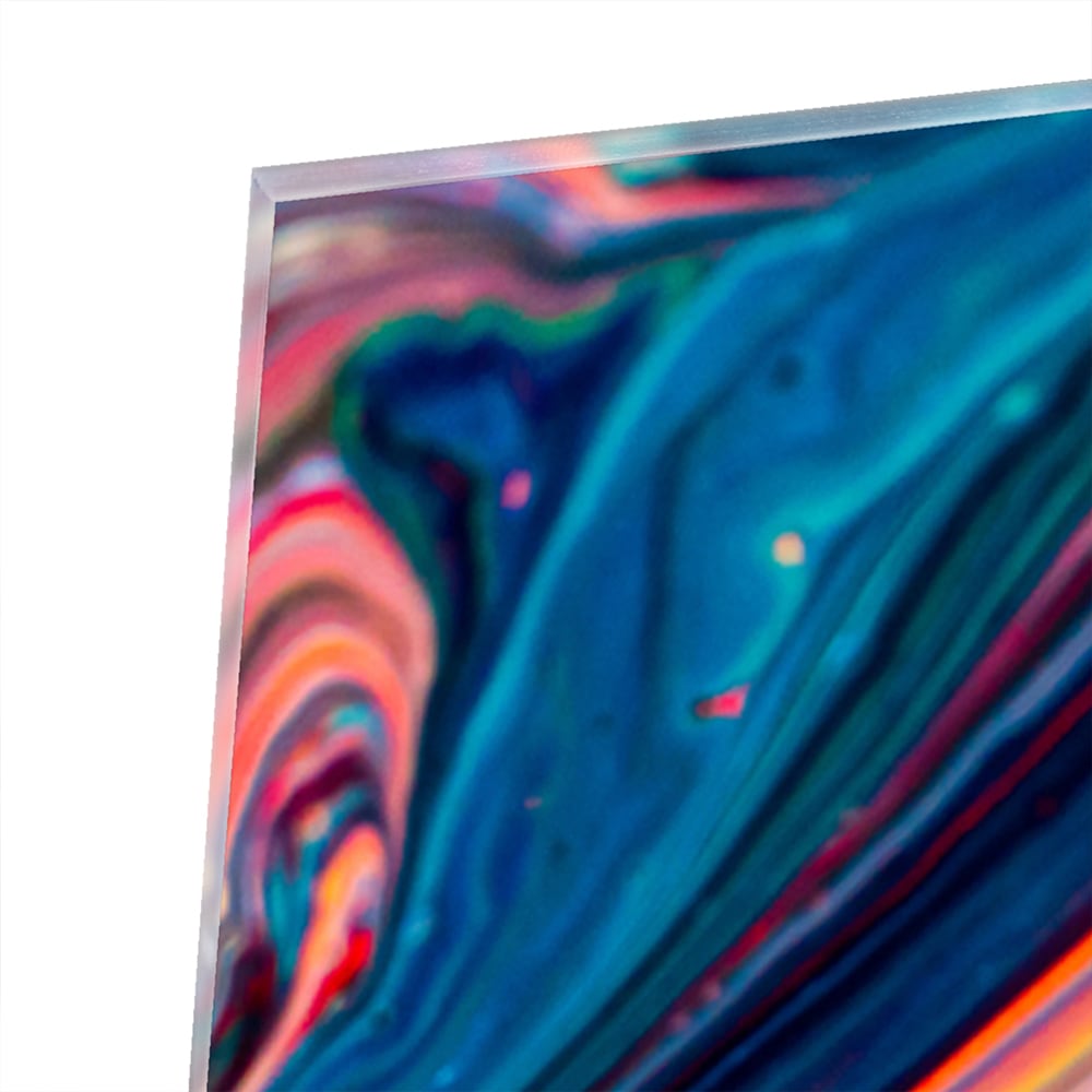 Kleurrijk abstract glazen schilderij aan de muur in een modern interieur.