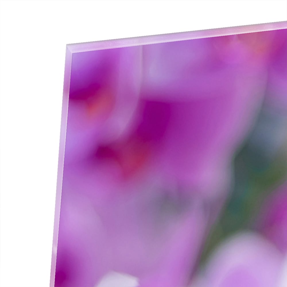 Glazen schilderij met een close-up van paarse orchideen in een mooi interieur