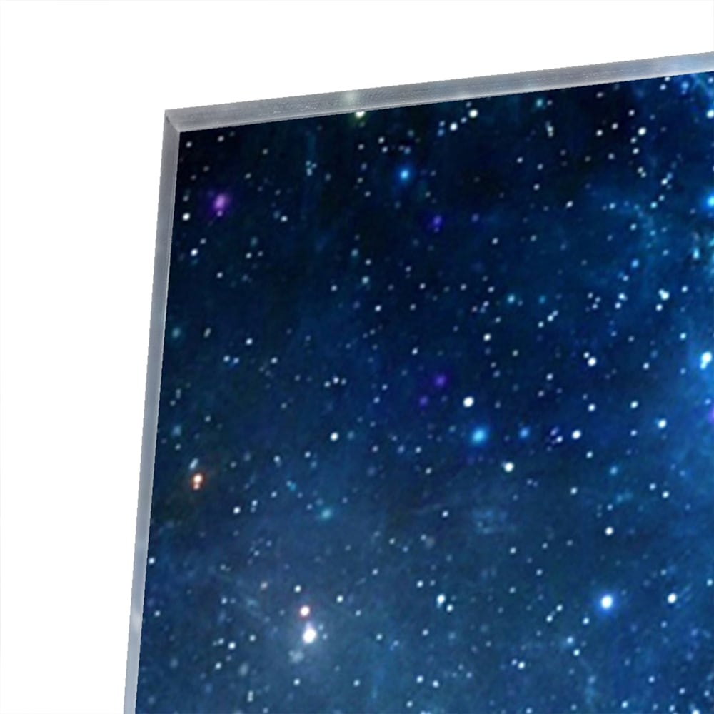 Glazen schilderij van het universum met kleurrijke sterren en nevels.