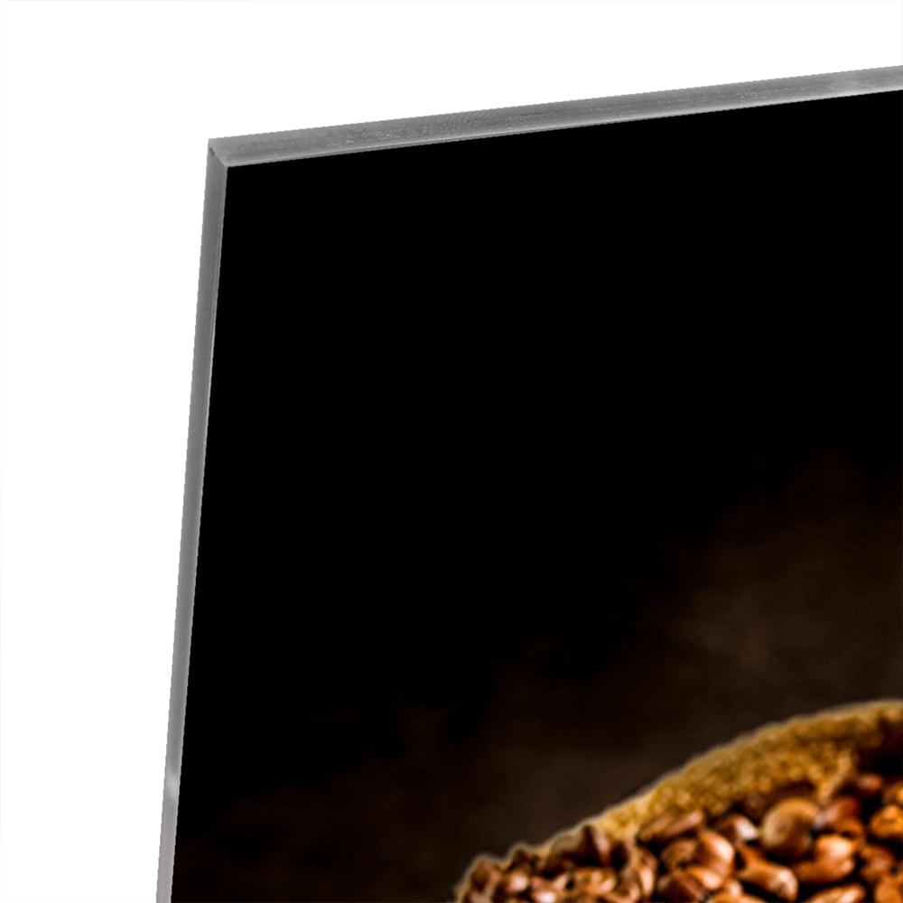 Glazen schilderij met koffiezakken en koffiebonen op een muur.