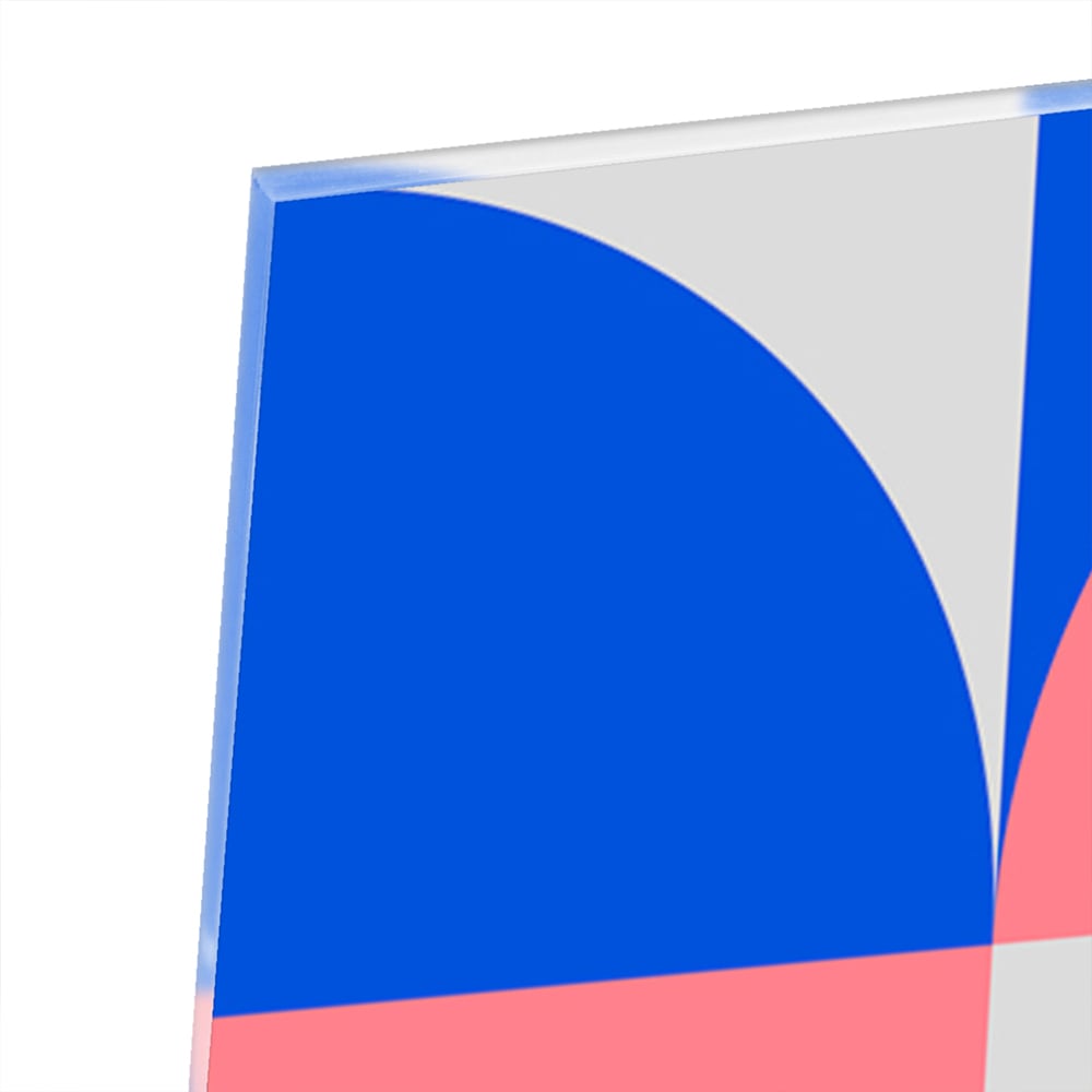 Abstract glazen schilderij met vormen in blauw en roze, perfect voor wanddecoratie.