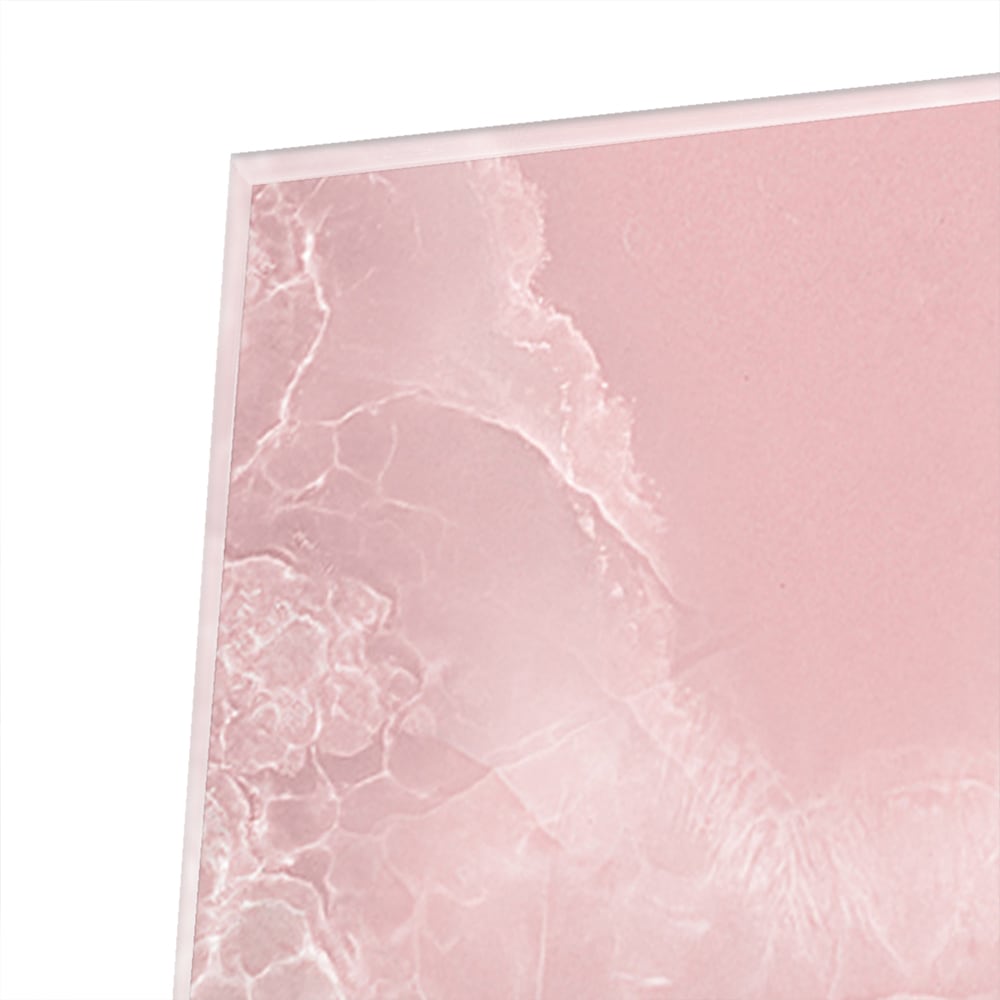 Elegant glazen schilderij in zachte roze tinten boven een houten kast.