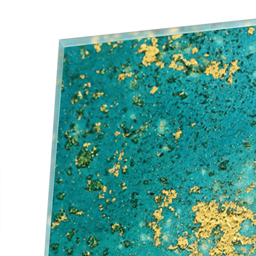 Glazen schilderij met turquoise en gouden accenten aan de muur
