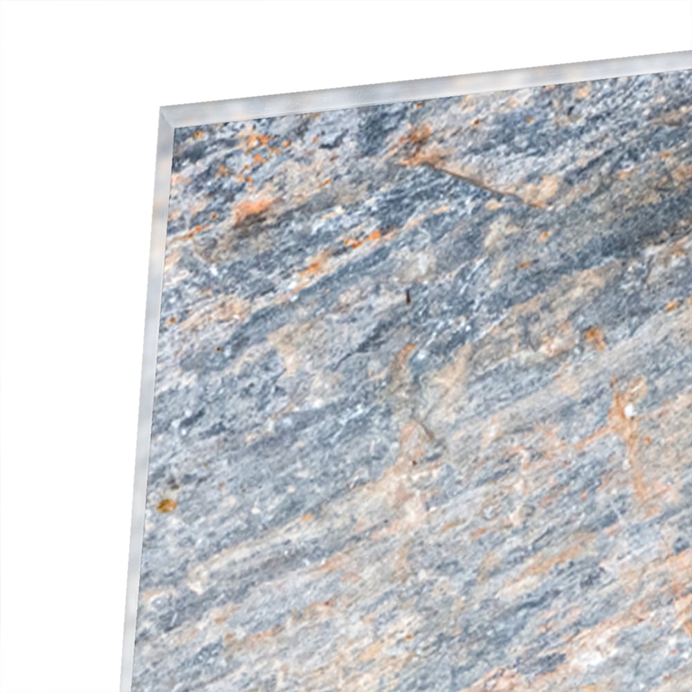 Abstract glazen schilderij met blauwe en oranje tinten aan de muur in een moderne woonkamer.