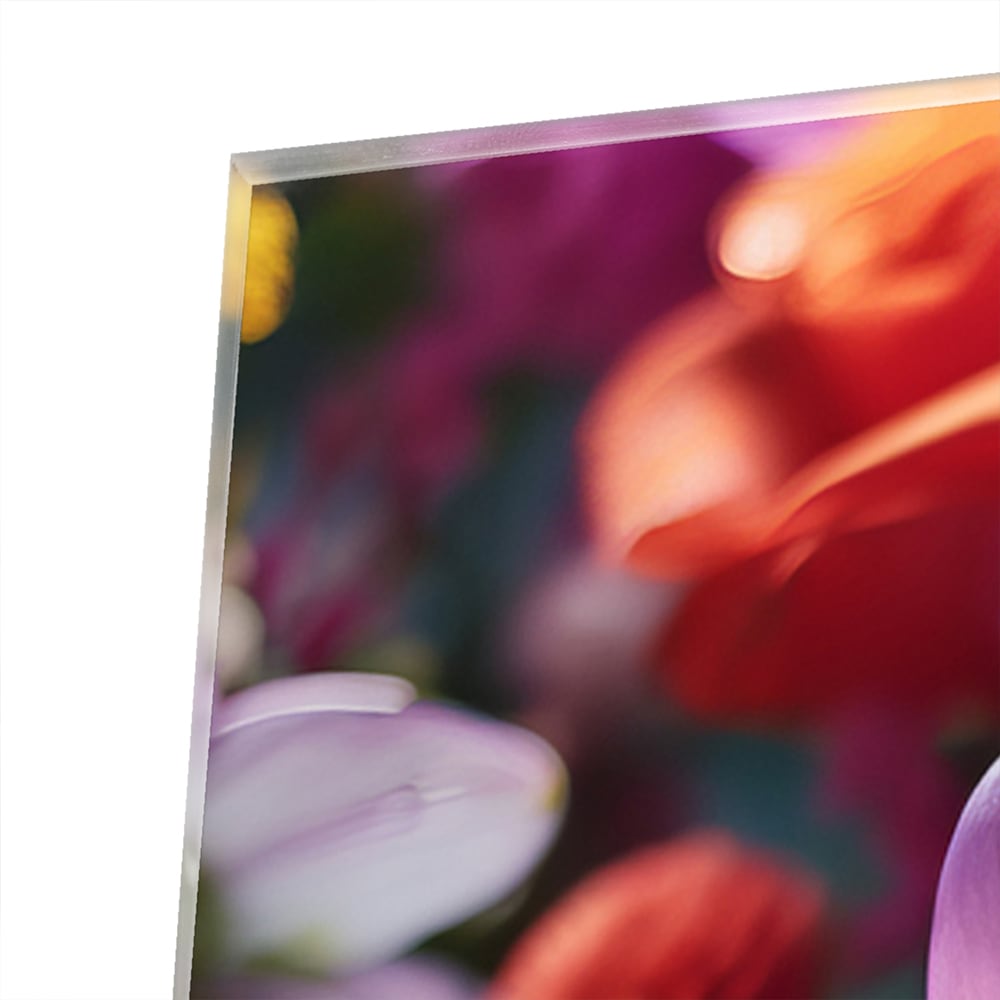 Kleurrijk glazen schilderij met een prachtige bloemencompositie.