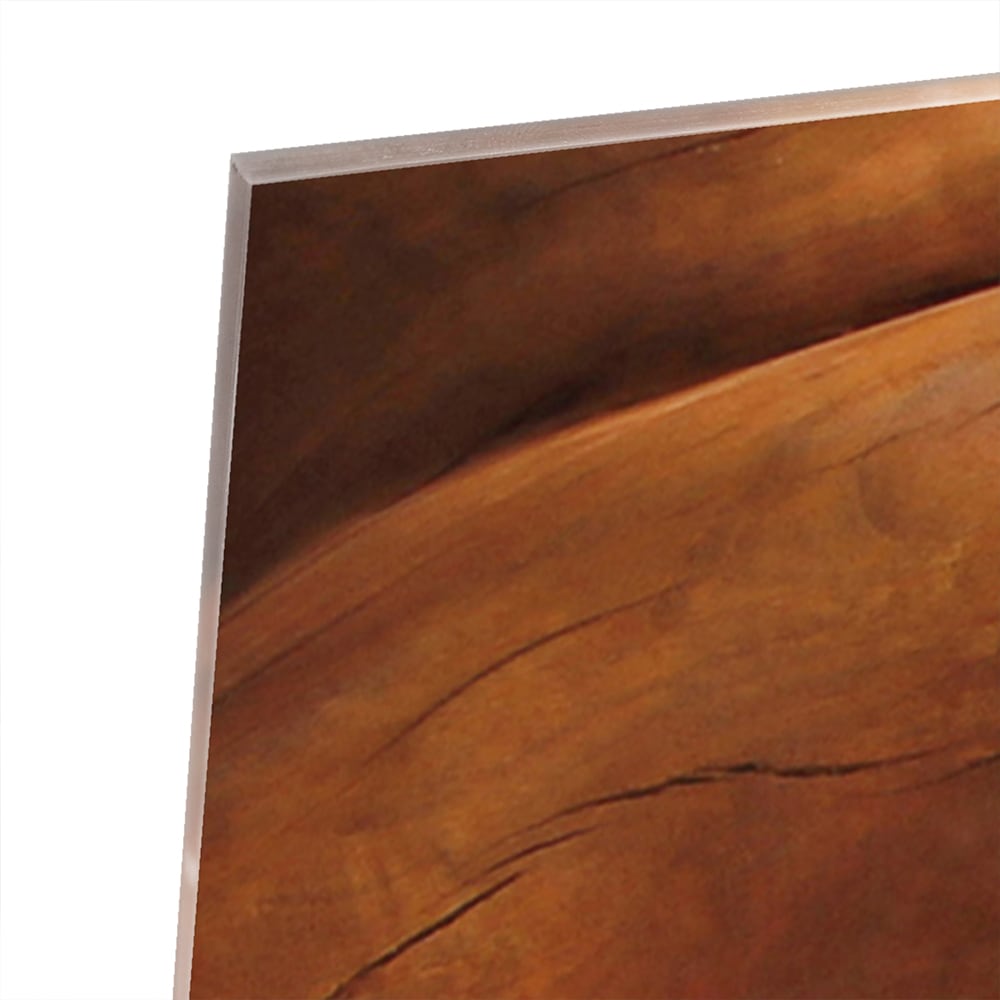 Abstract glazen schilderij met warme houttinten boven een moderne kast in een lichte woonkamer.