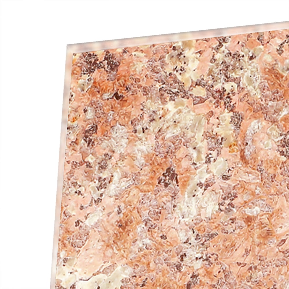 Glazen schilderij in zacht roze en goud aan de muur boven een houten kast