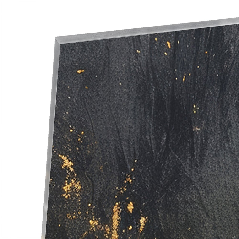 Glazen schilderij met een zwart oppervlak en gouden accenten hangt aan de muur in een moderne woonkamer.