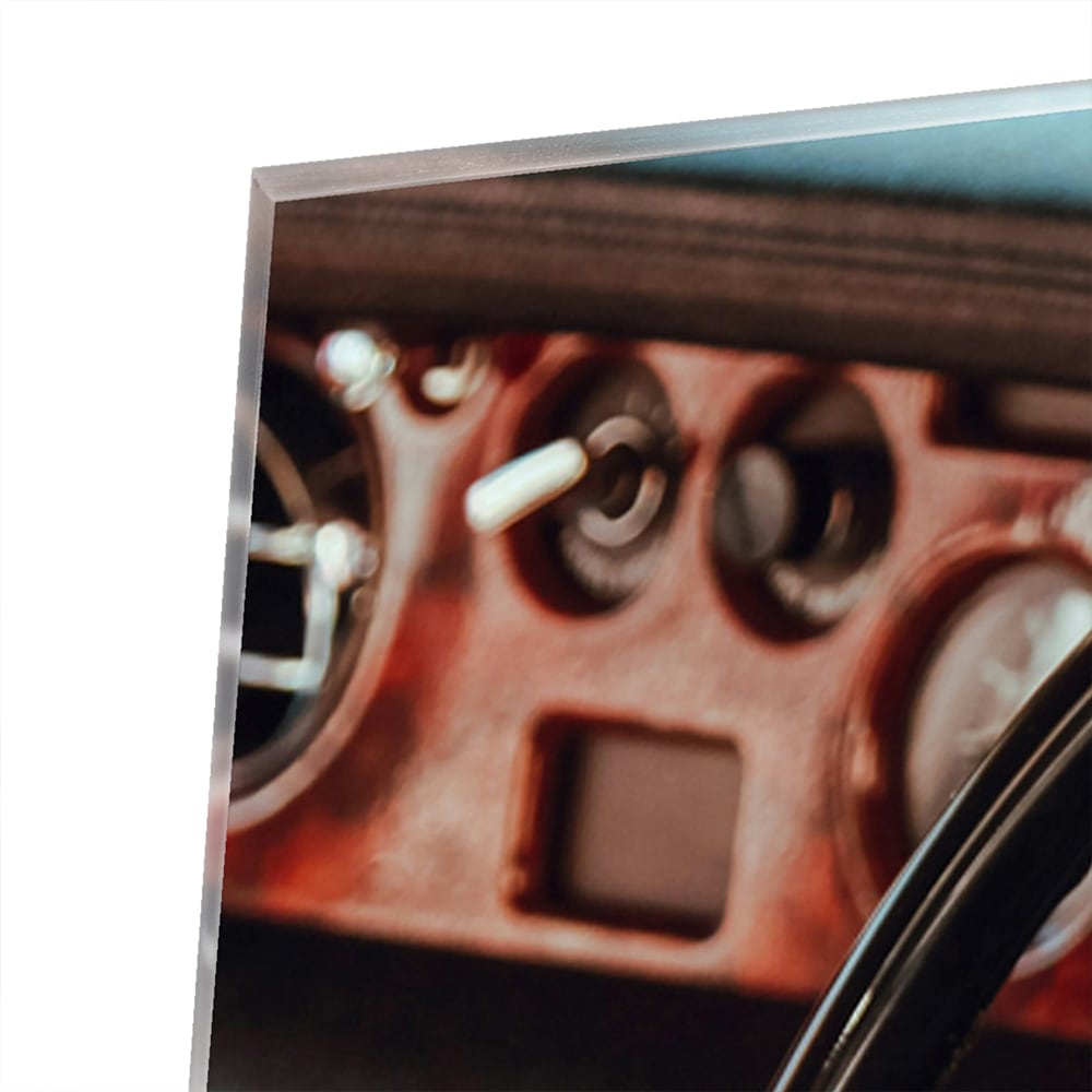 Glazen schilderij van een retro autostuur met dashboard details.