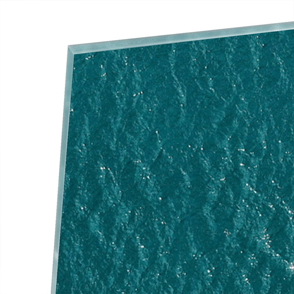 Glazen schilderij van een boot die door turquoise water vaart.