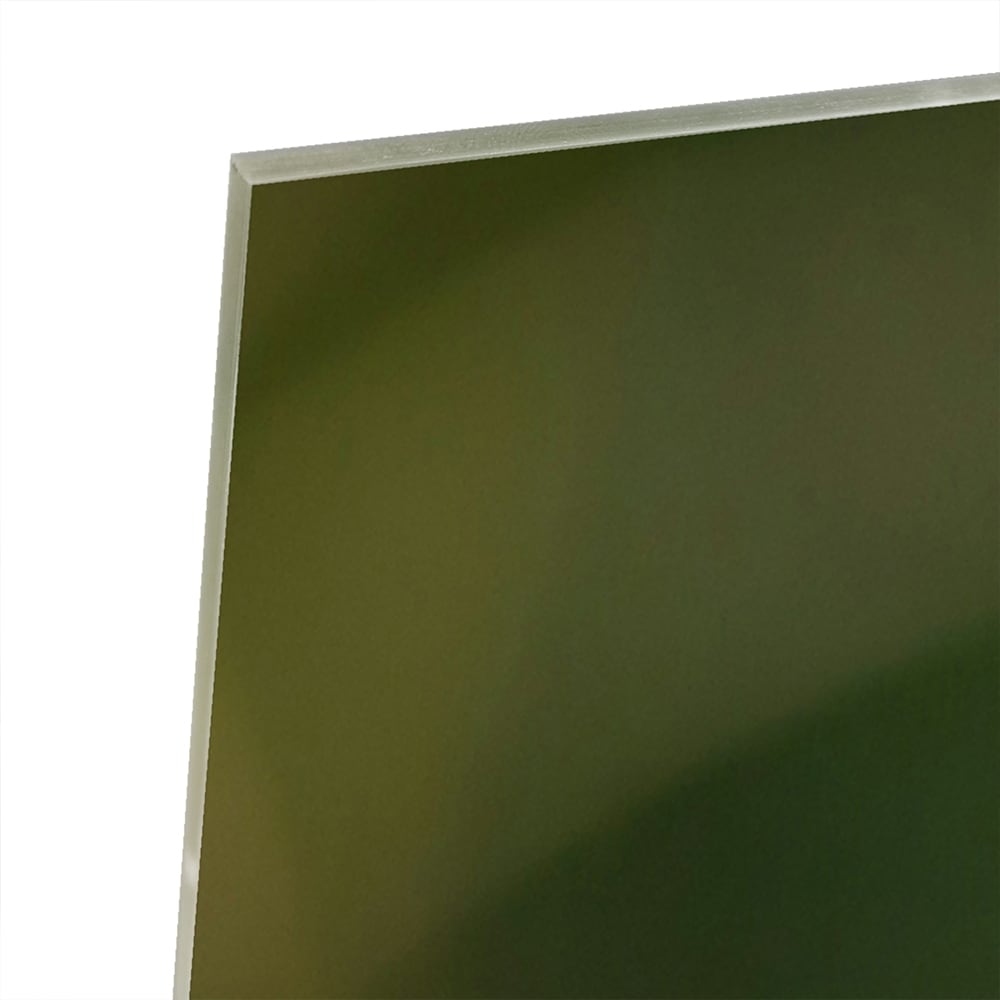 Een glazen schilderij van een ijsvogel die op een tak zit, kleurrijk en gedetailleerd.