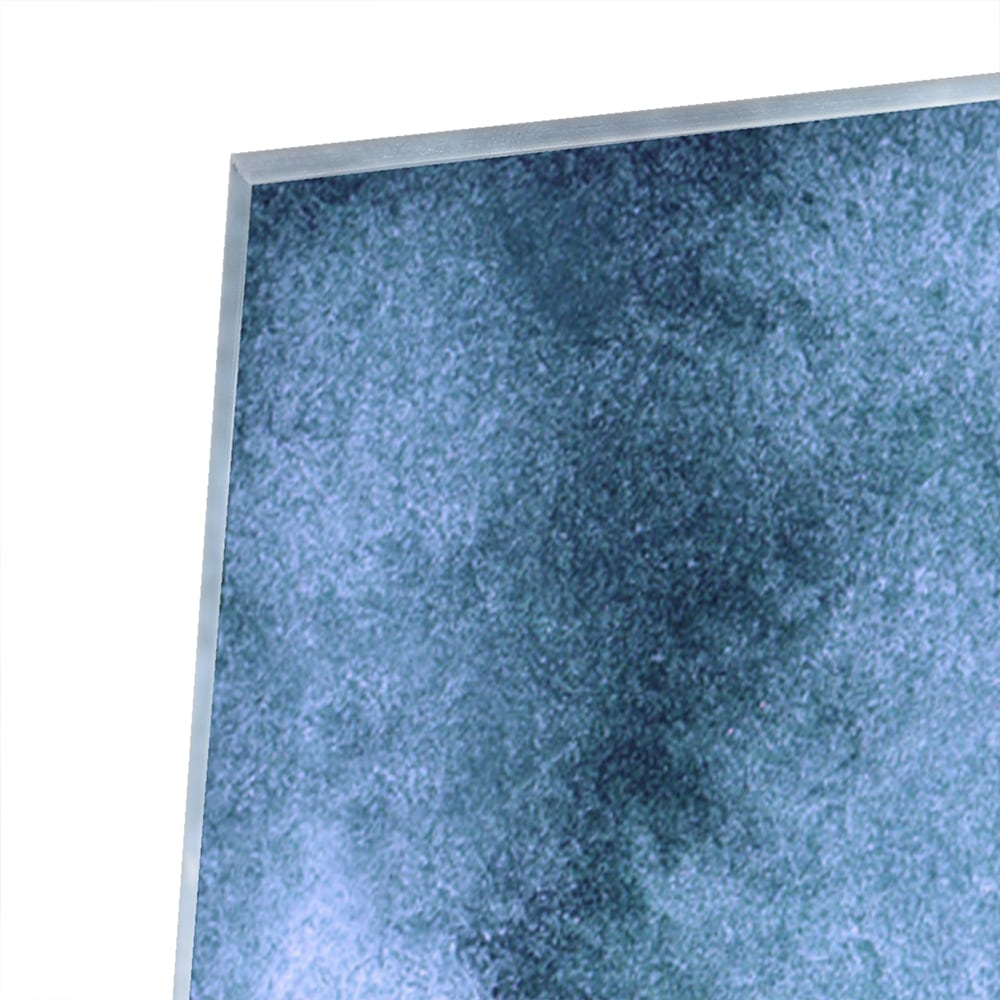 Blauw glazen schilderij aan de muur boven een houten kast in een elegant interieur.