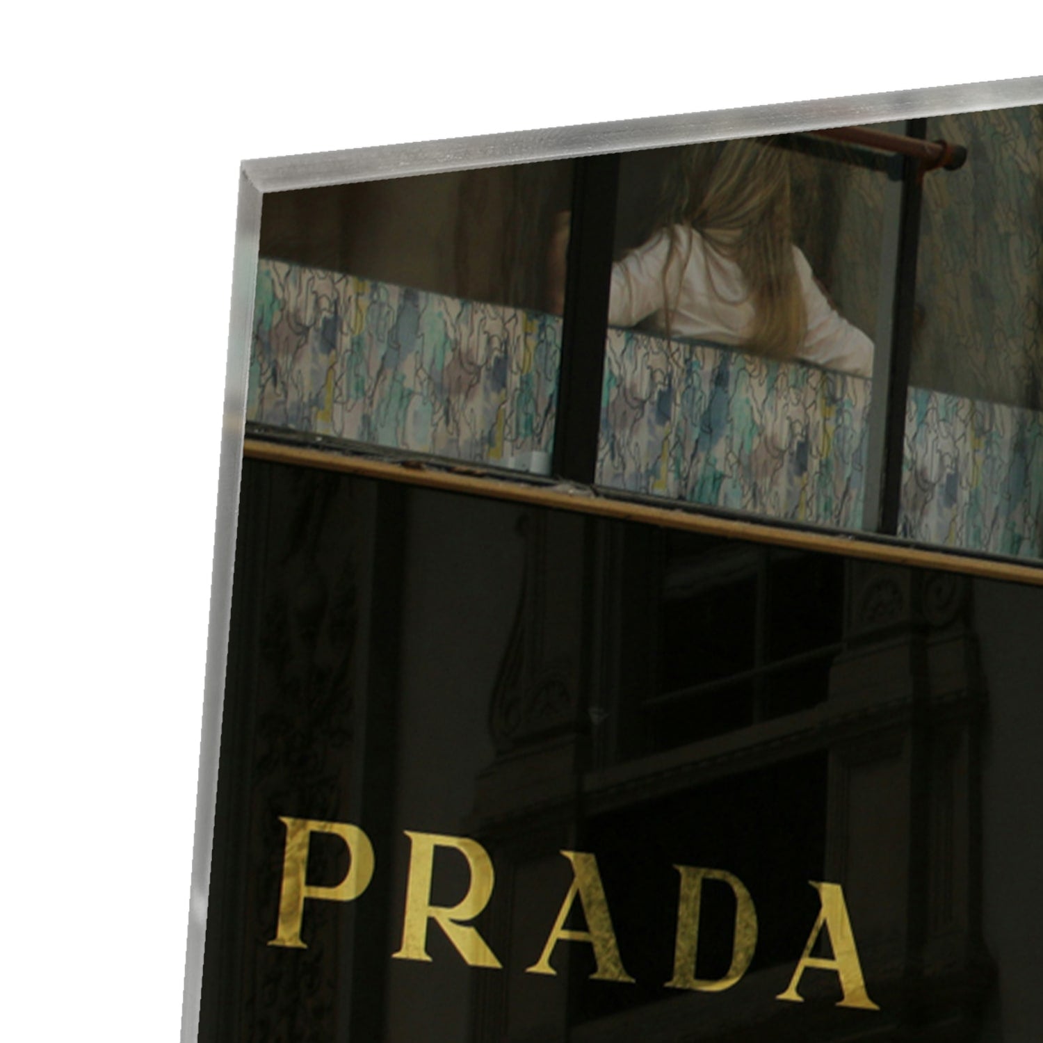 Glazen schilderij van een luxe boetiek met elegante details