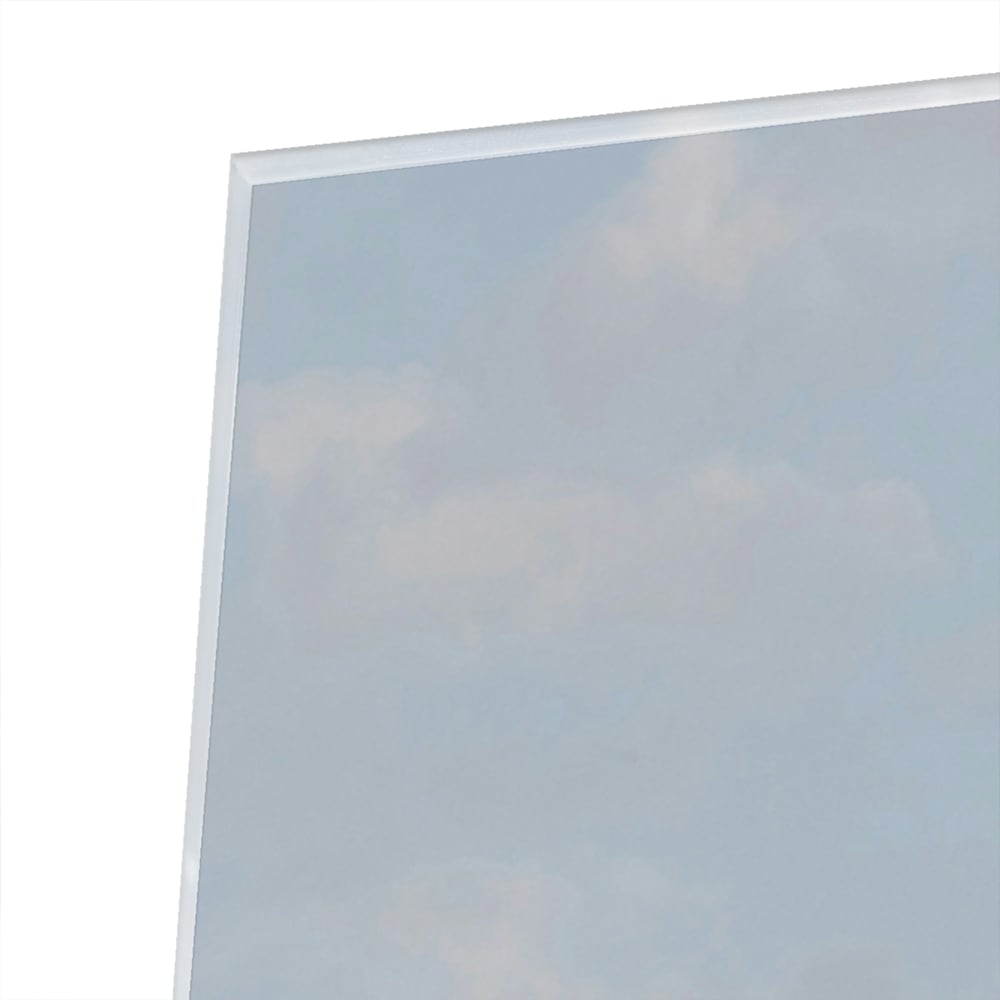 Glazen schilderij met groene heuvels en boerderijen op een witte muur.