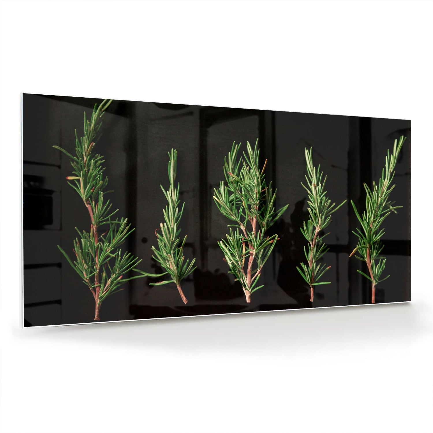 Glazen schilderij met illustraties van groene takken aan een wand.