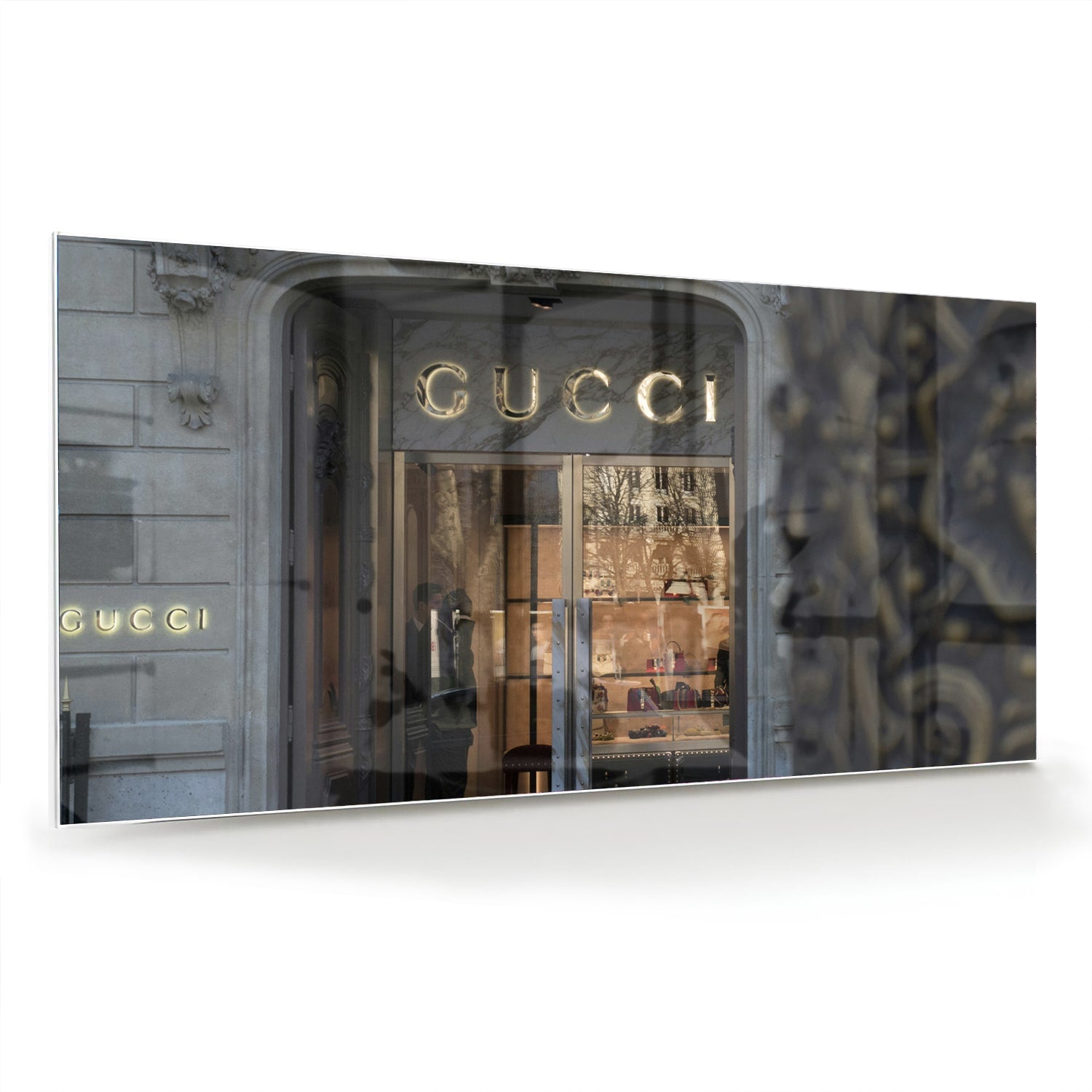 Elegant glazen schilderij van de Gucci etalage in een modern interieur.