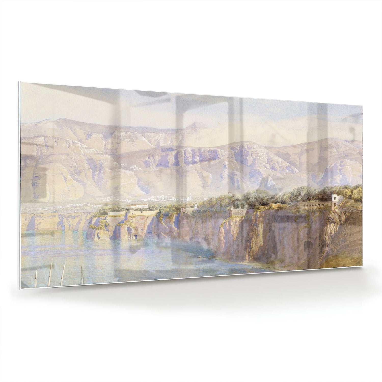 Glazen schilderij van een berglandschap met een rivier, hangend aan de muur.