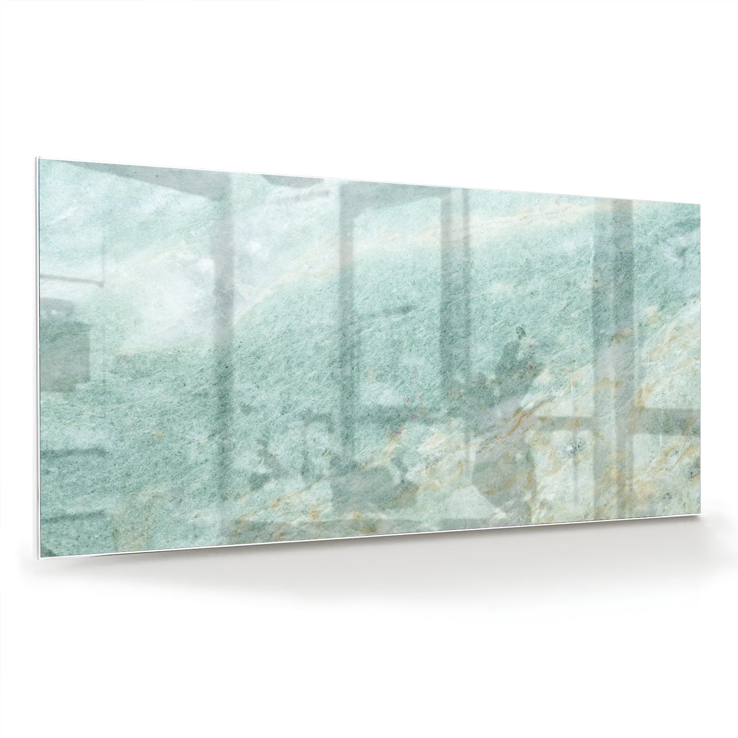 Abstract glazen schilderij in groentinten aan de muur in een moderne woonkamer.