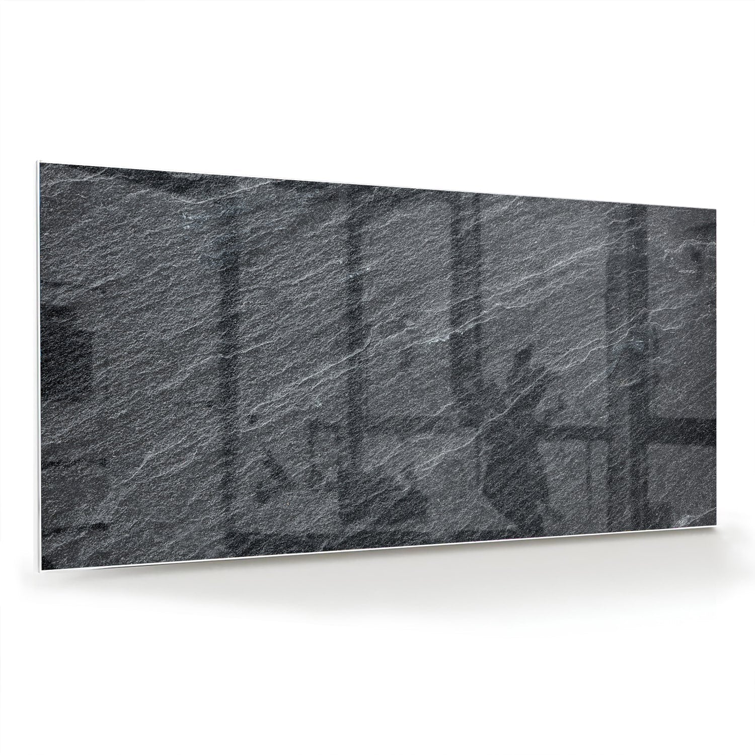Abstract glazen schilderij in grijstinten aan de muur.