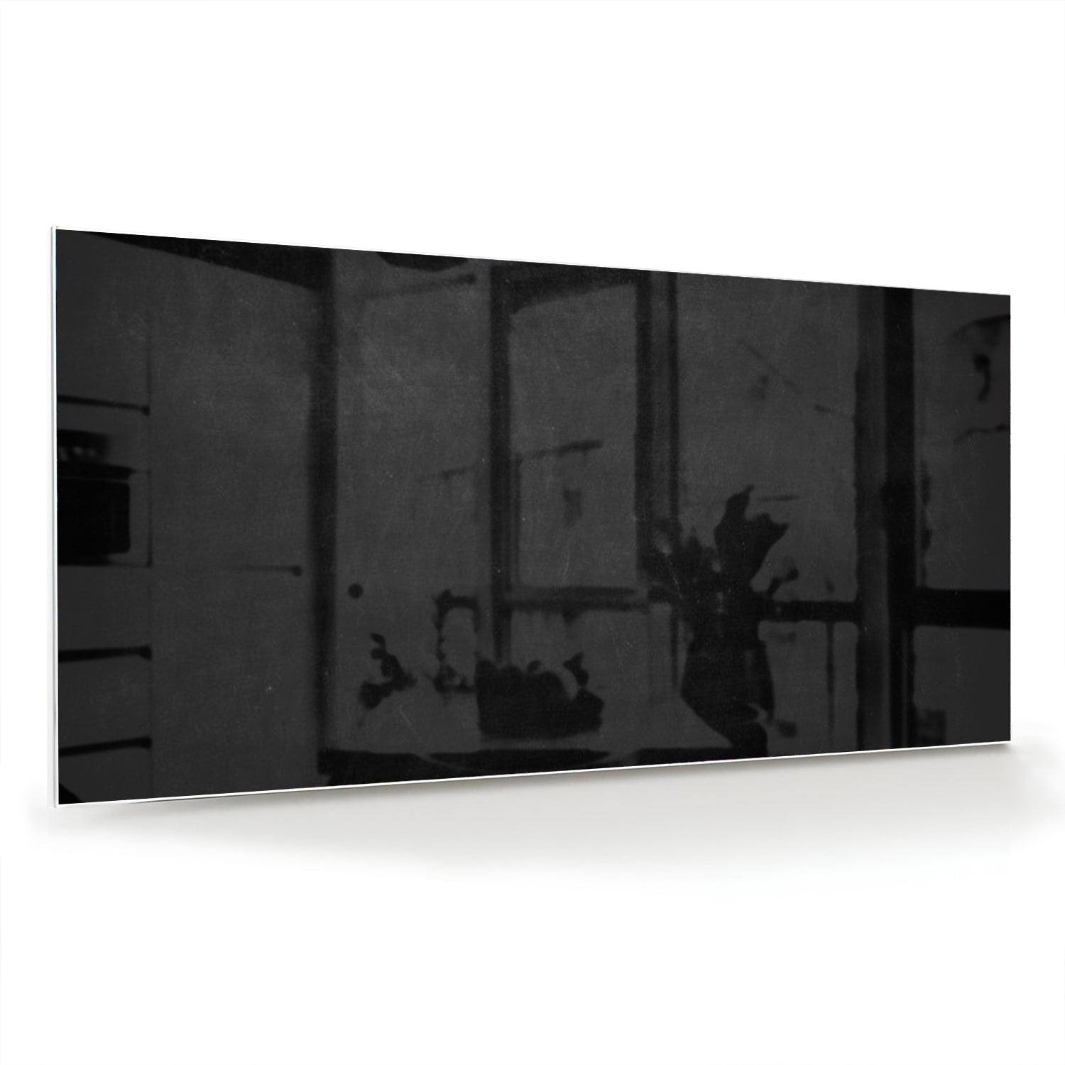 Zwart glazen schilderij dat elegant in een moderne woonkamer hangt.
