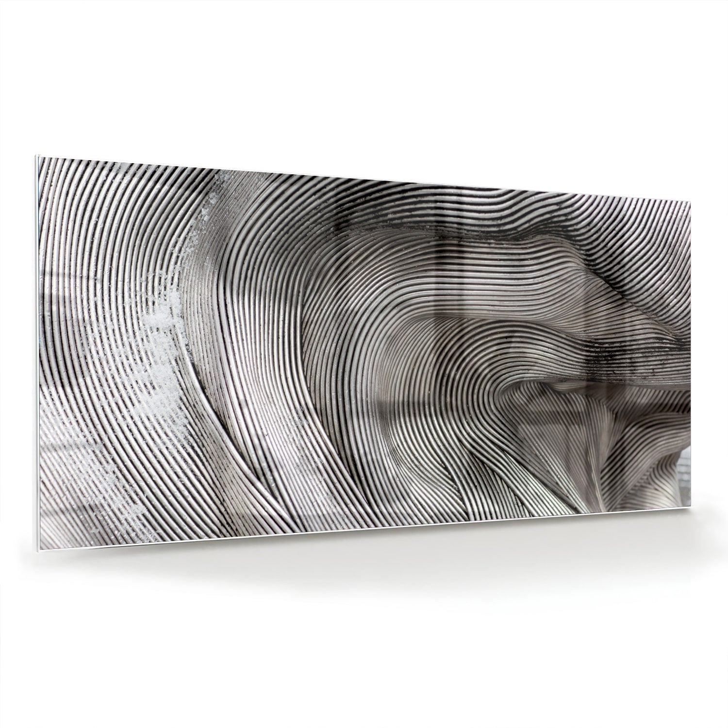 Abstract glazen schilderij met golvende lijnen in een lichte ruimte