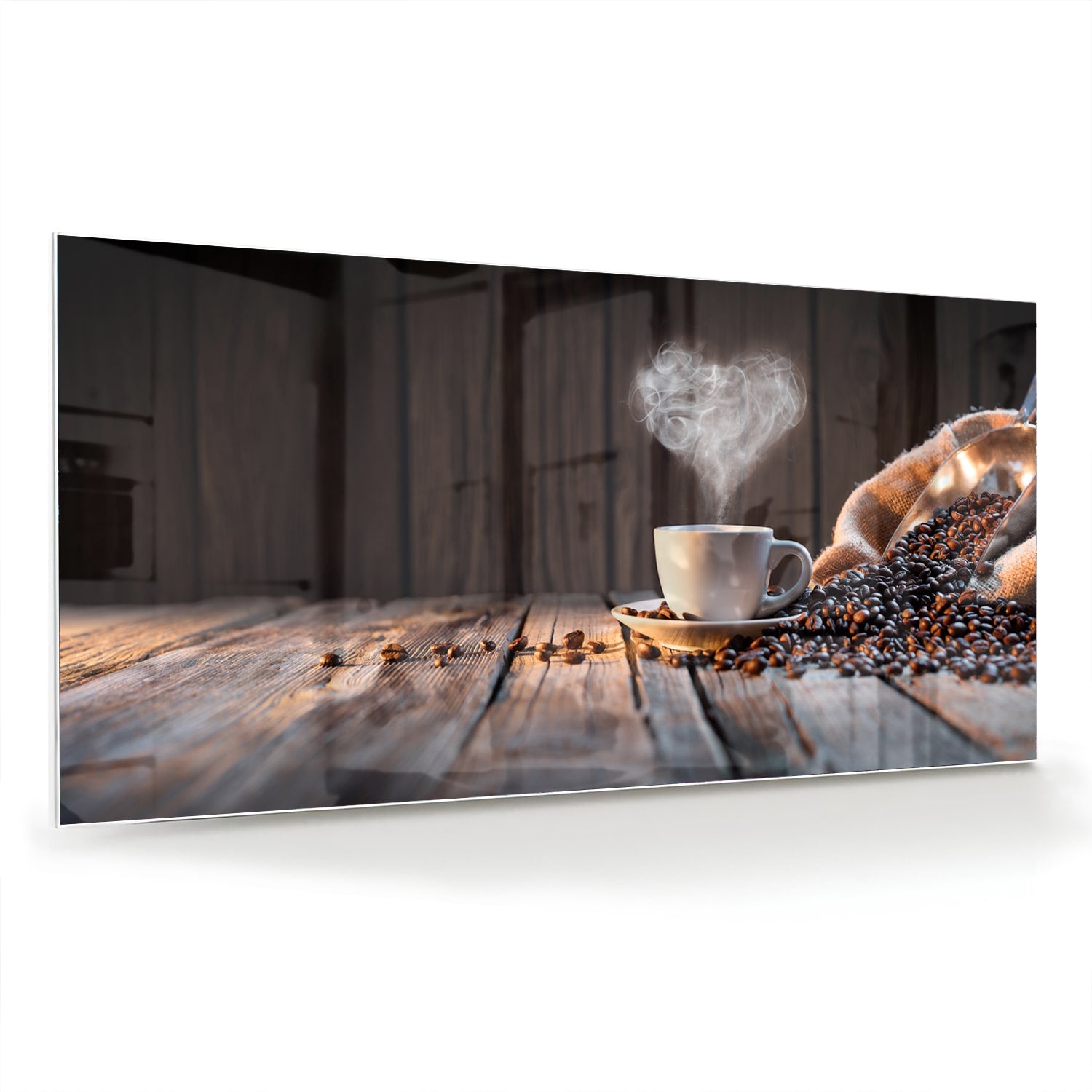Glazen schilderij met een dampende kop koffie en koffiebonen op een houten tafel.