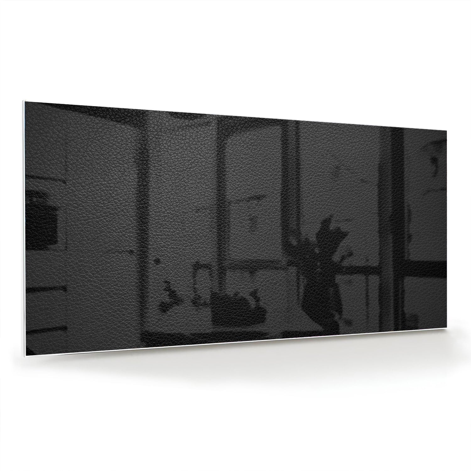 Elegant zwart glazen schilderij in een moderne woonkamer.