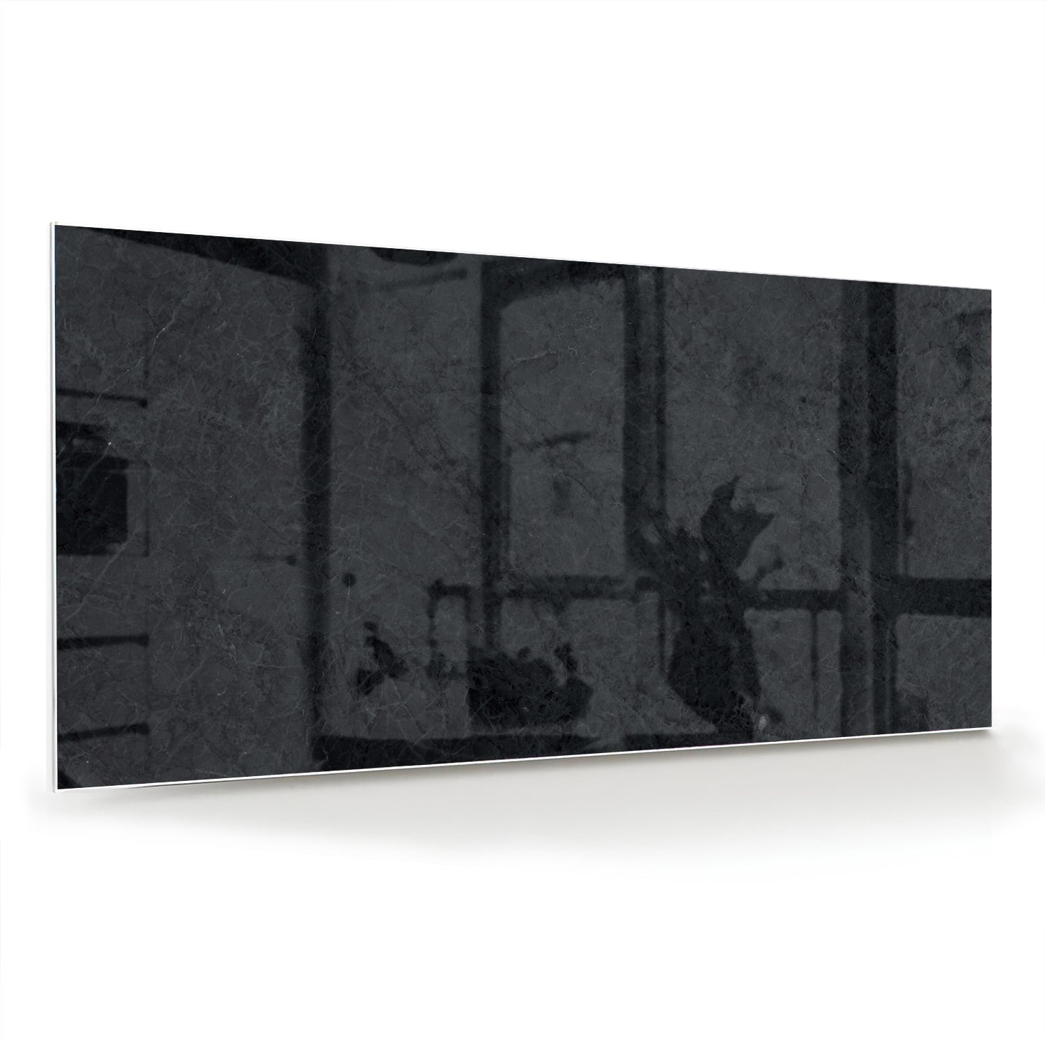 Minimalistisch glazen schilderij aan de muur in een moderne woonkamer.