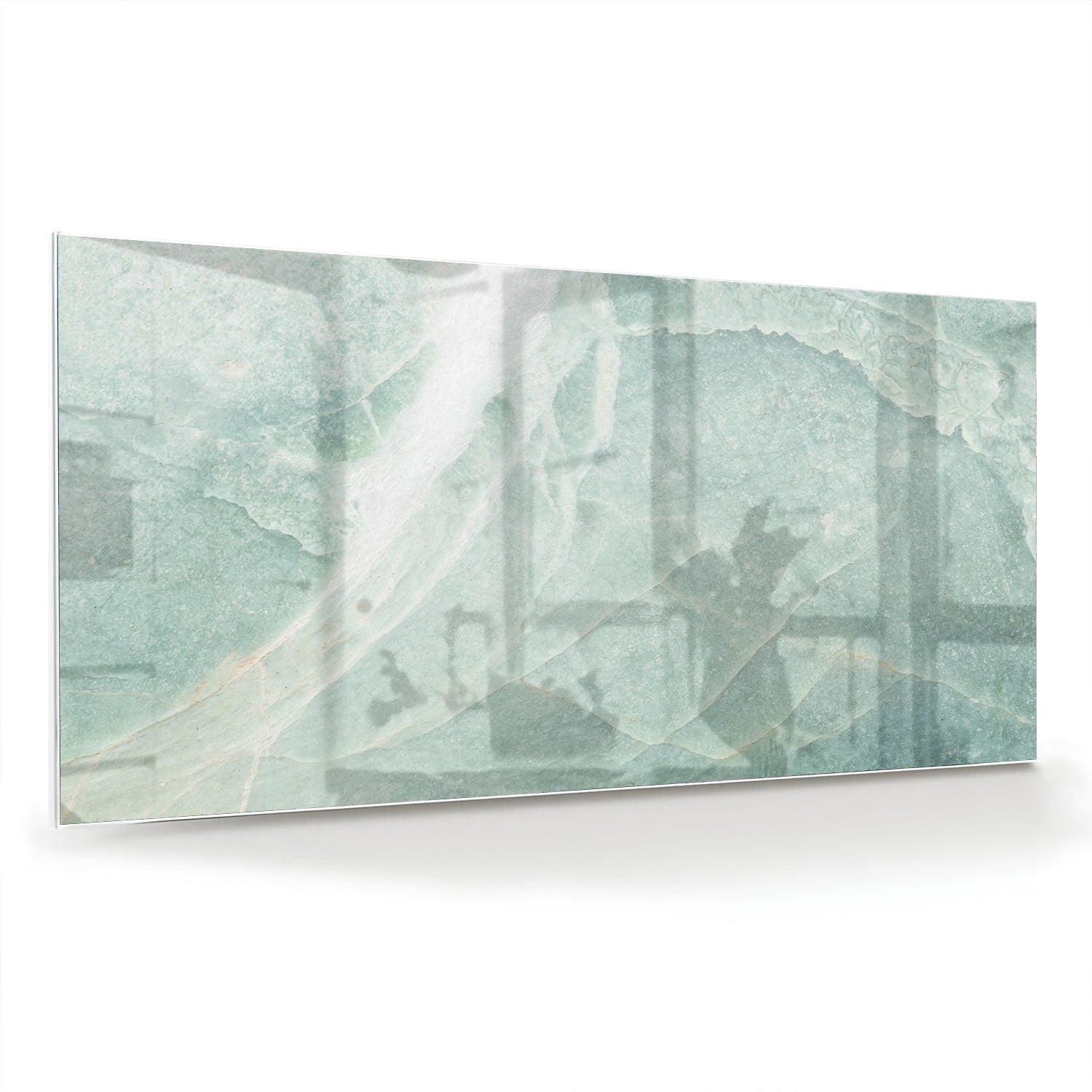 Abstract groen glazen schilderij aan de muur boven een houten meubel.