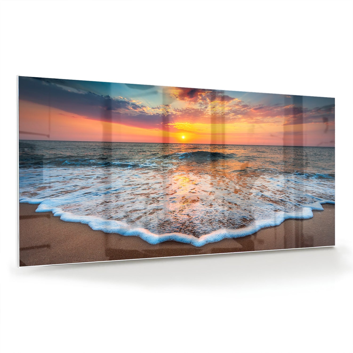 Glazen schilderij van een zonsondergang boven de zee met een warme kleurenpalet.