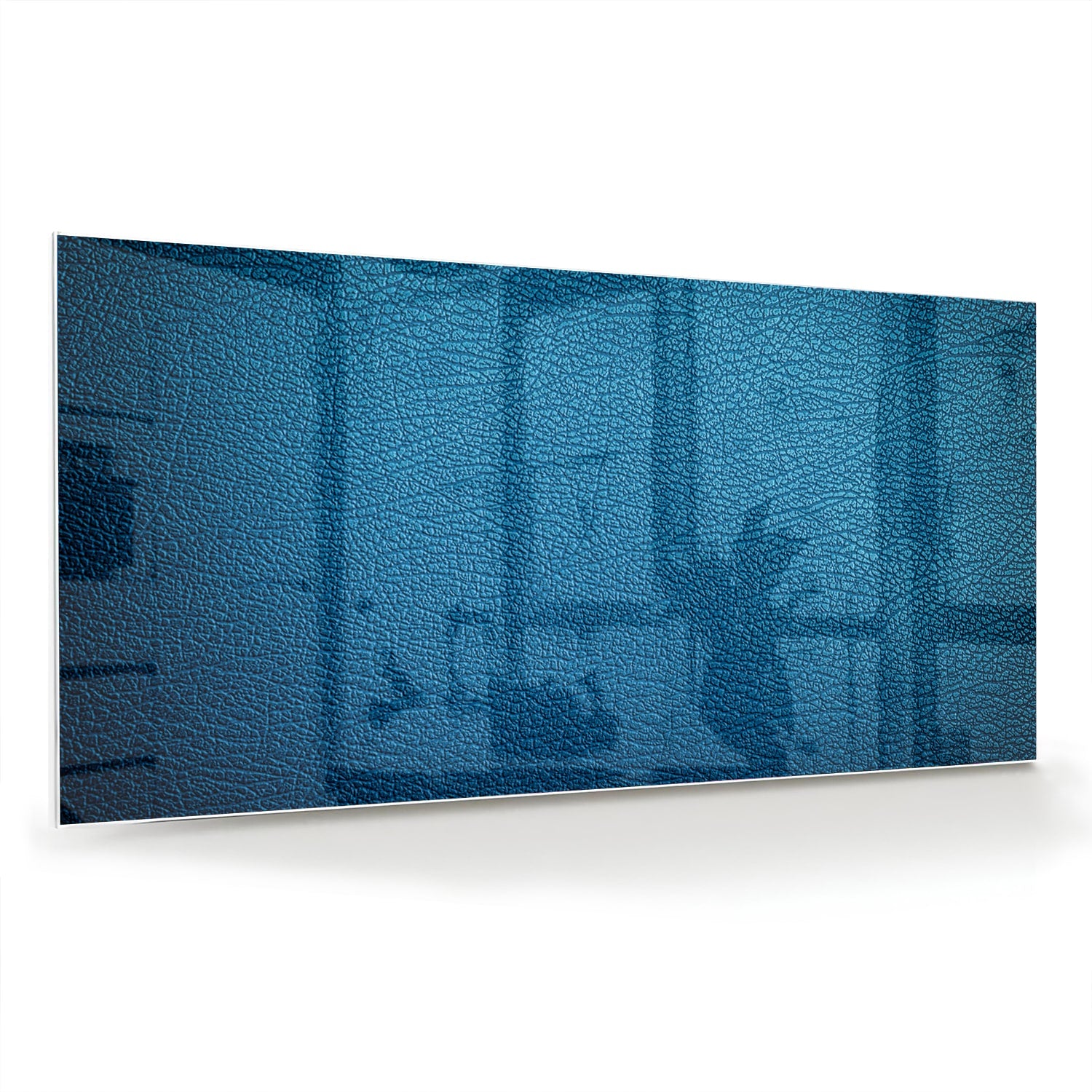 Blauw glazen schilderij met reflecties aan de muur in een moderne woonkamer.