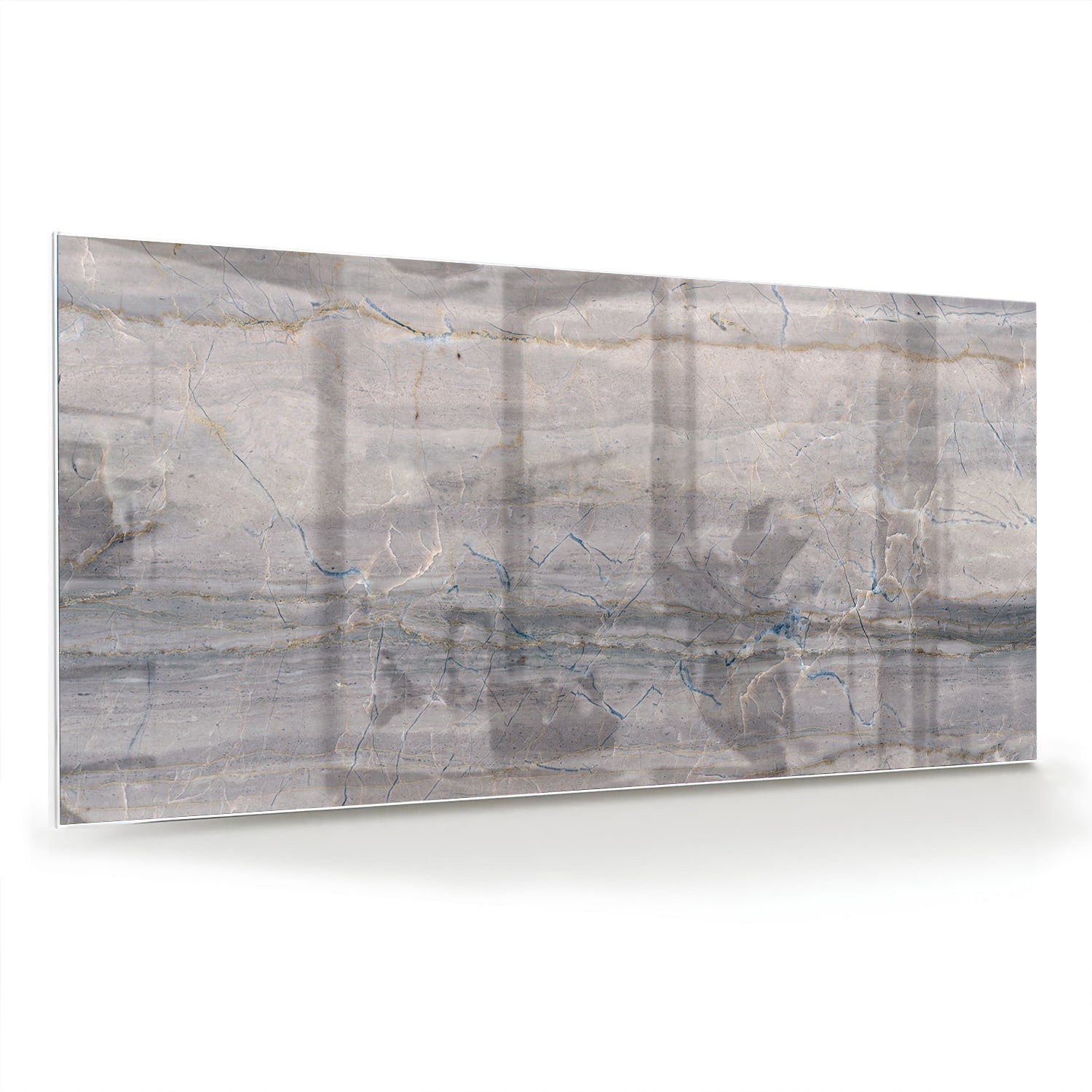 Glazen schilderij in aardetinten hangt aan de muur in een moderne woonkamer.