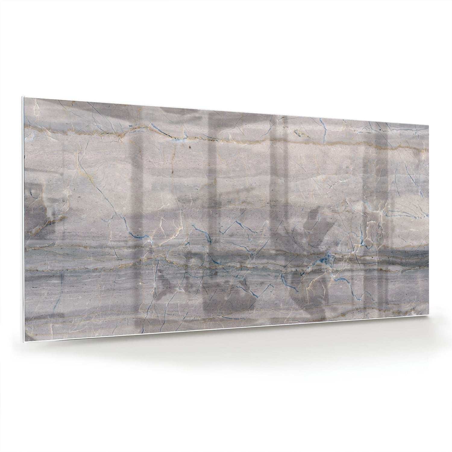 Glazen schilderij in aardetinten hangt aan de muur in een moderne woonkamer.