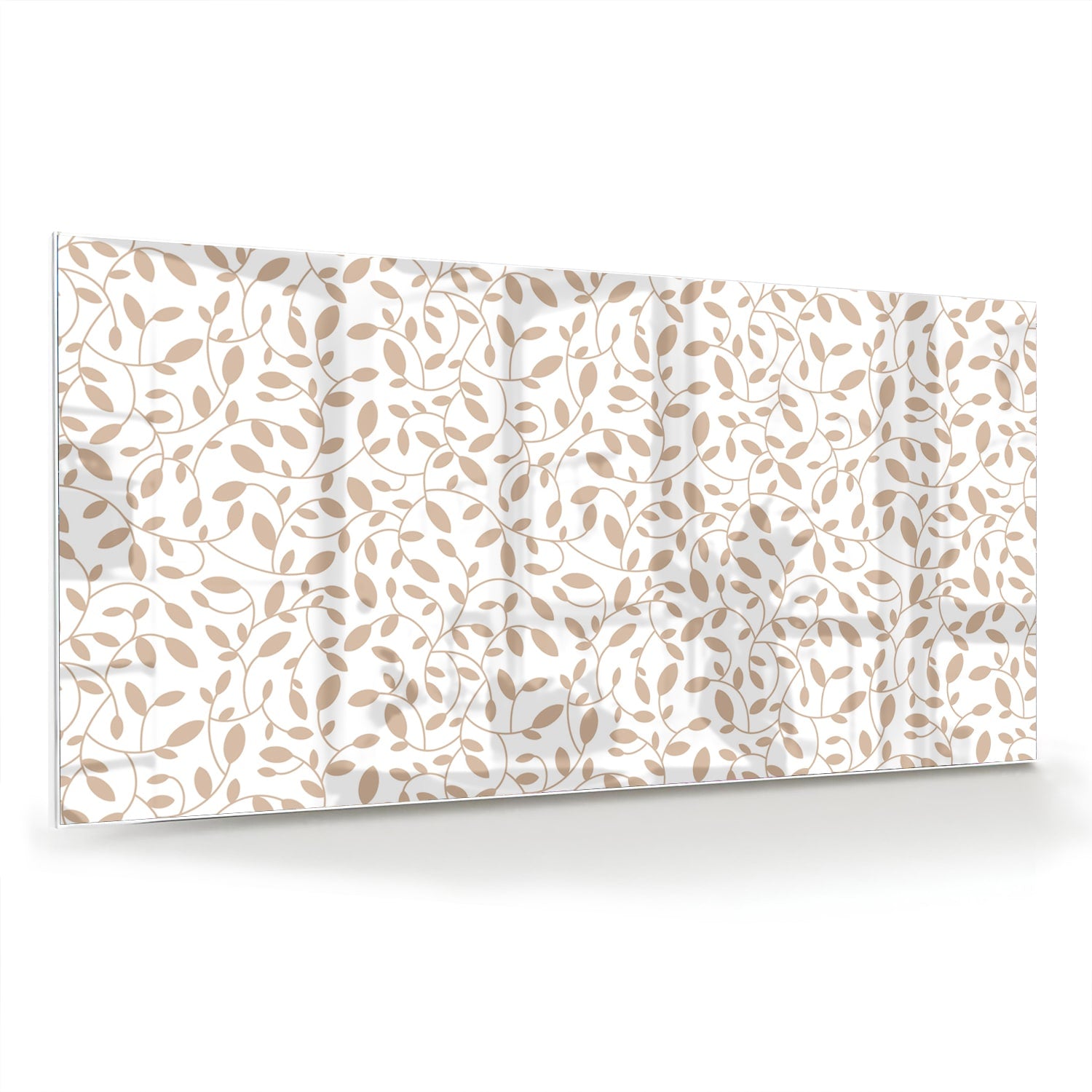 Glazen schilderij met bladpatroon hangt aan de muur in een stijlvolle kamer.