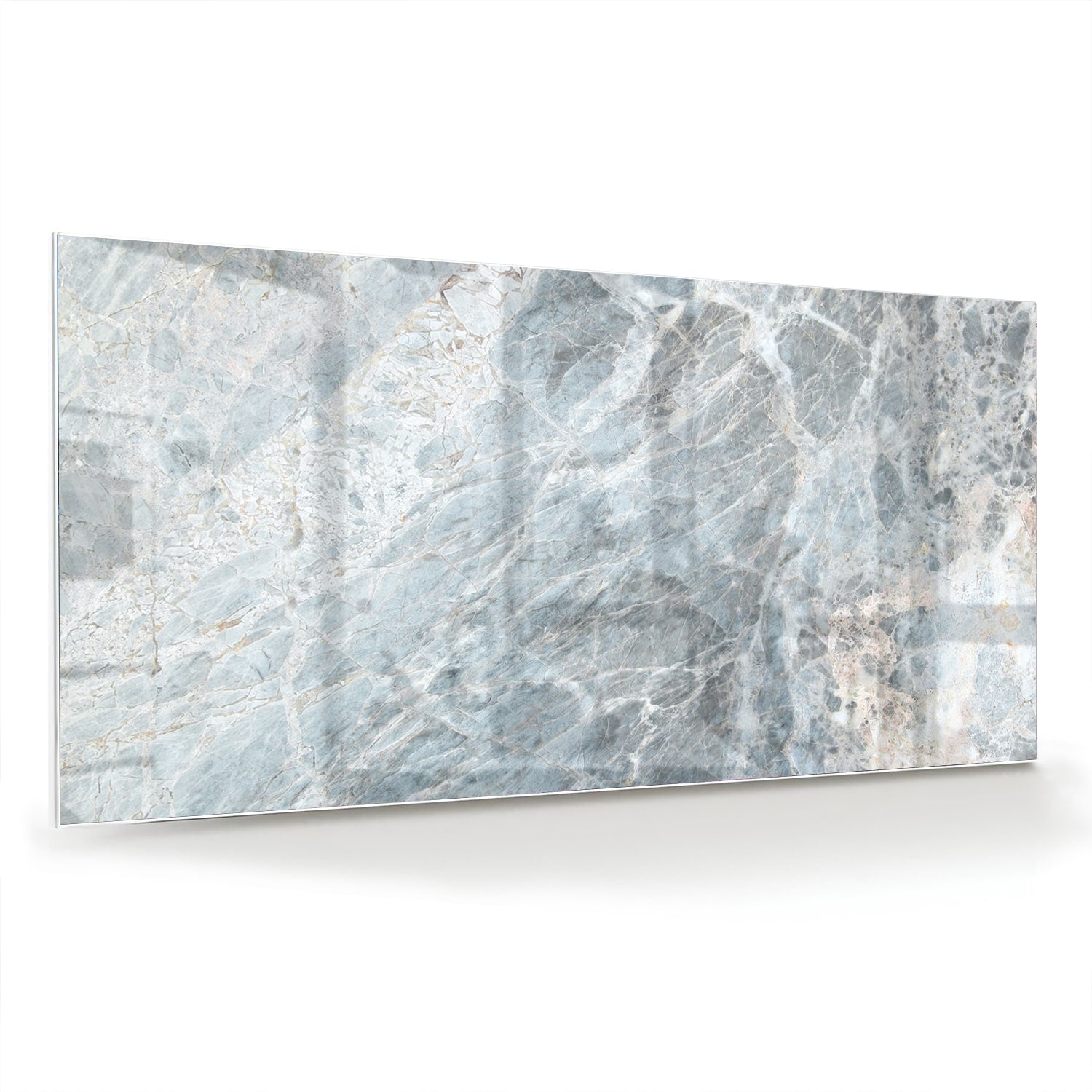 Uniek glazen schilderij met marmerlook in blauwtinten aan de muur