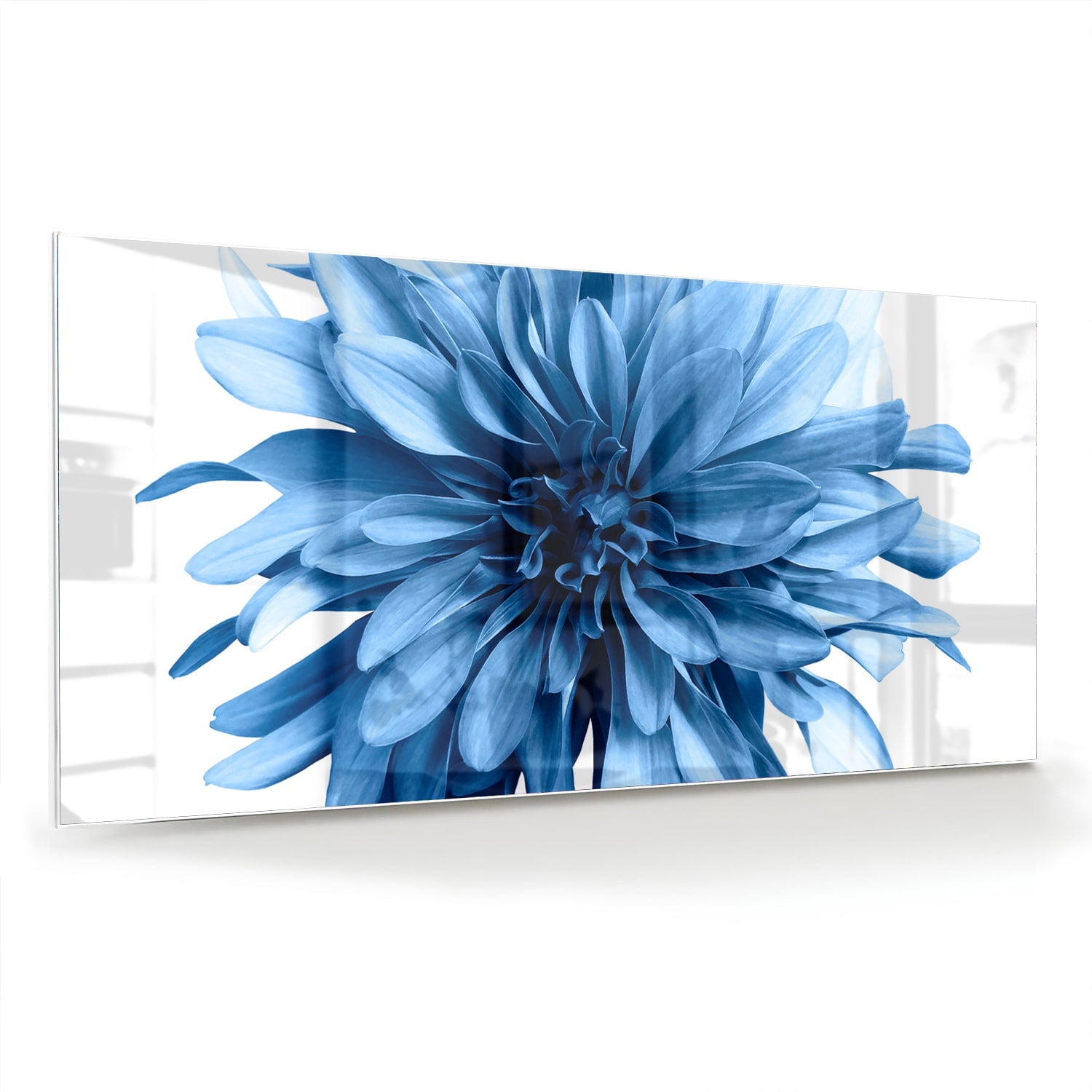 Glazen schilderij van een blauwe bloem in een moderne woonkamer